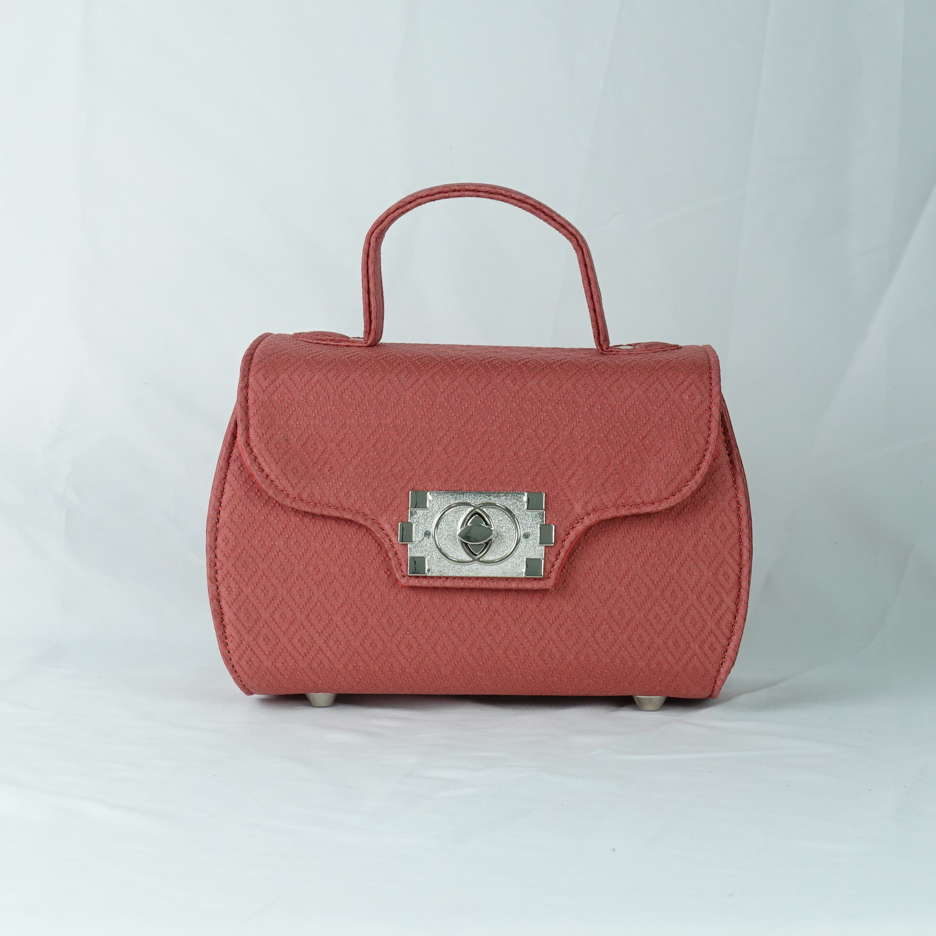 กระเป๋าถือผ้าไหมทรงกล่องฝาพับ ขนาด 21x13x10ซม.ความสูงหูจับ 7ซม. สีส้มพีช รหัส GLA-TT-06036817