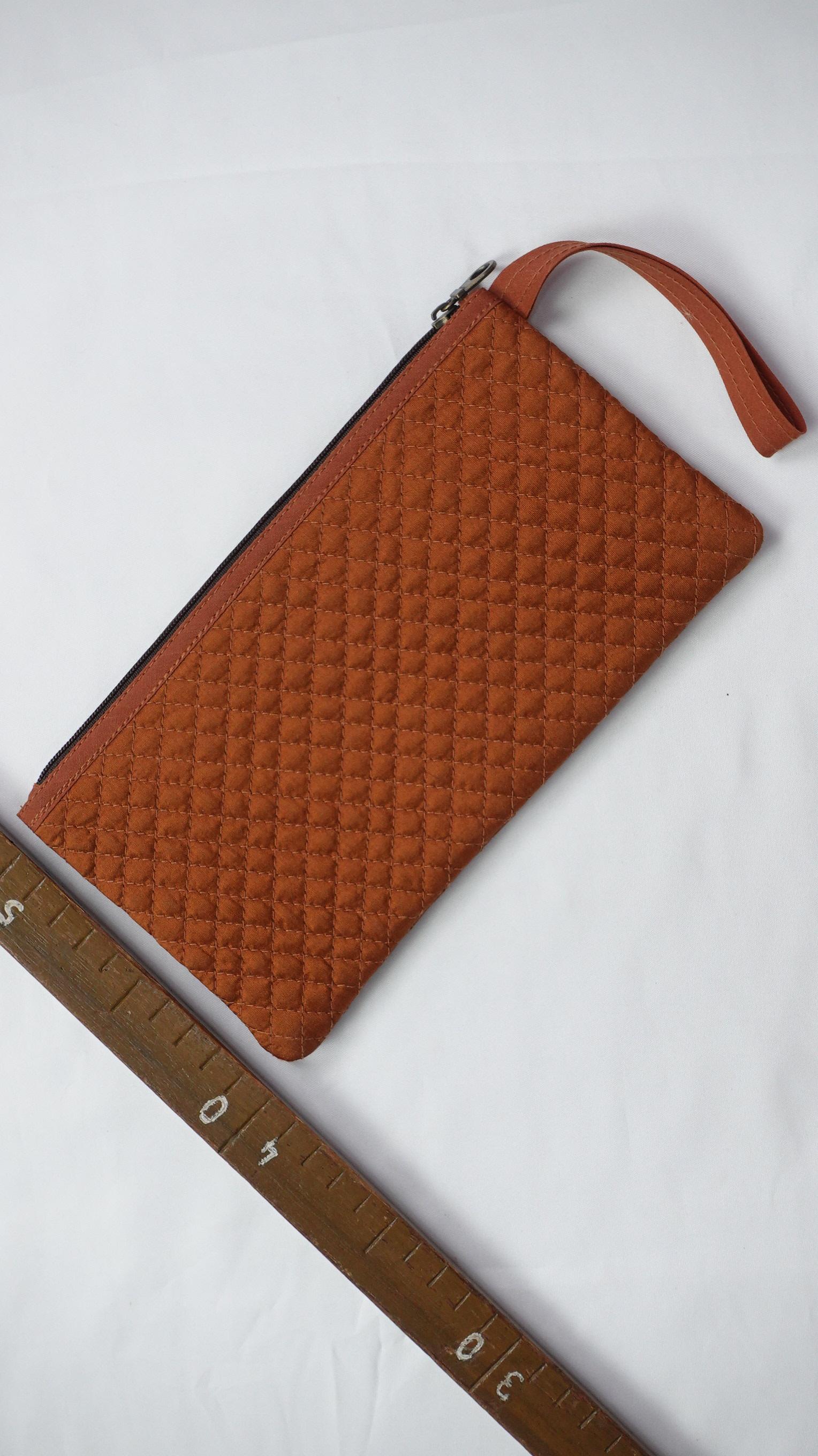 ซองมือถือ สำหรับพระสงฆ์ ไหมแท้ สีแก่นขนุน รหัส NY-01276813