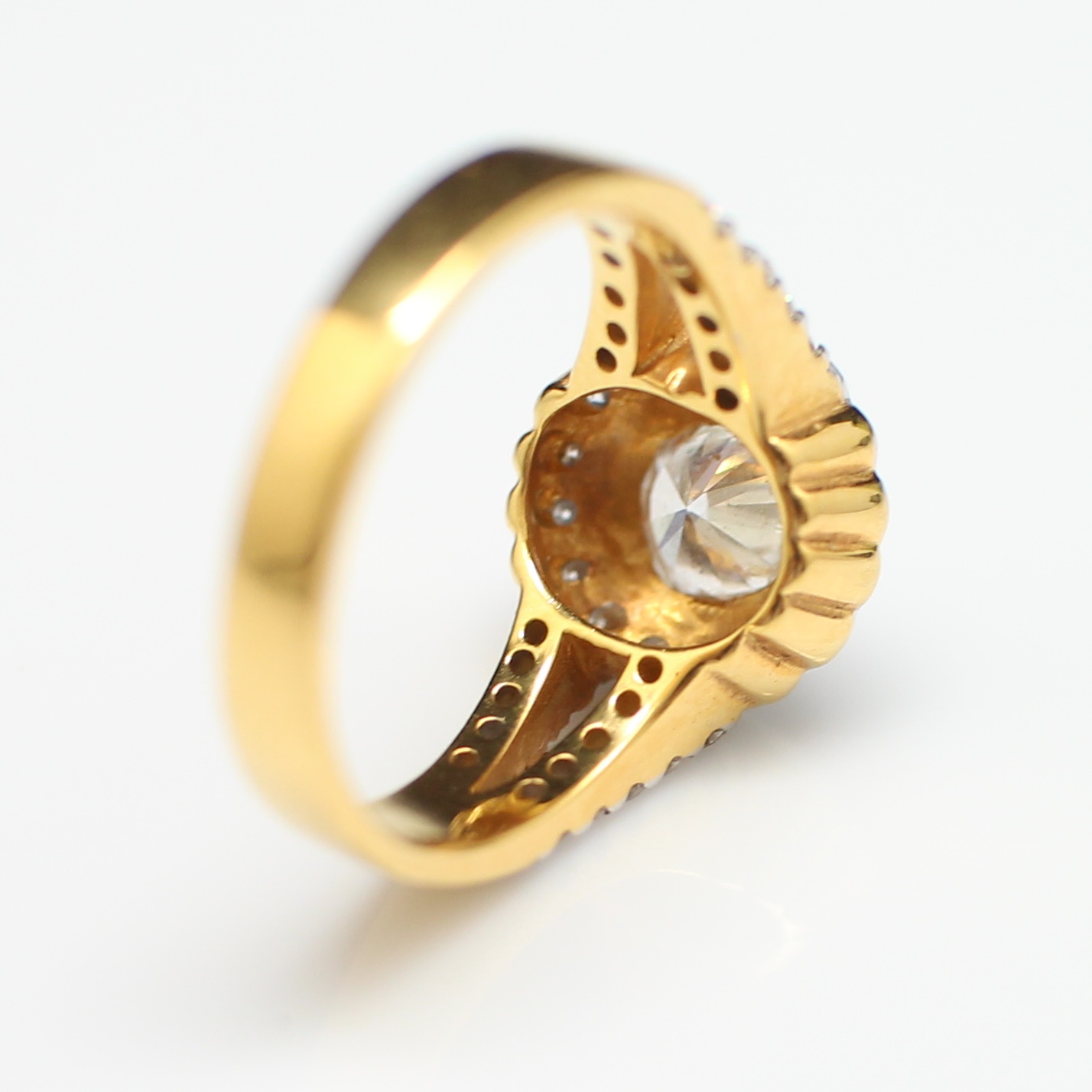 RG250203 แหวนเพชรล้อมเพชร เพชรเม็ดกลาง 0.75 กะรัต ล้อมเพชร 1 กะรัต ทองแท้ 90% น้ำหนัก 3.7 กรัม size 51