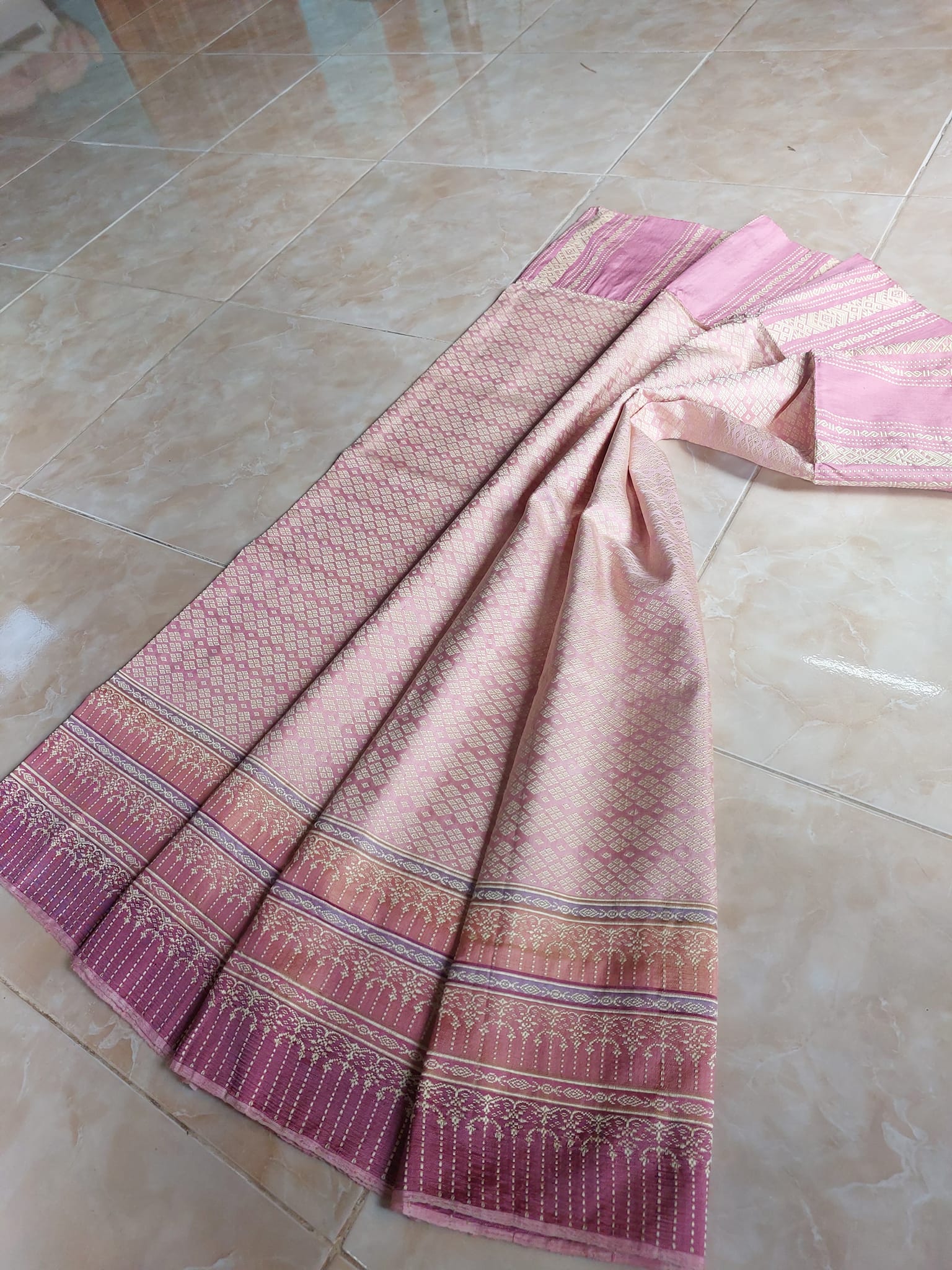 ซิ่นขิดไหม ต่อหัว ต่อเชิง ย้อมสีธรรมชาติ ติดตรานกยูง ขนาด1x2เมตร ลายดาวล้อมเดือน สีชมพู รหัส R4F-73-0519684