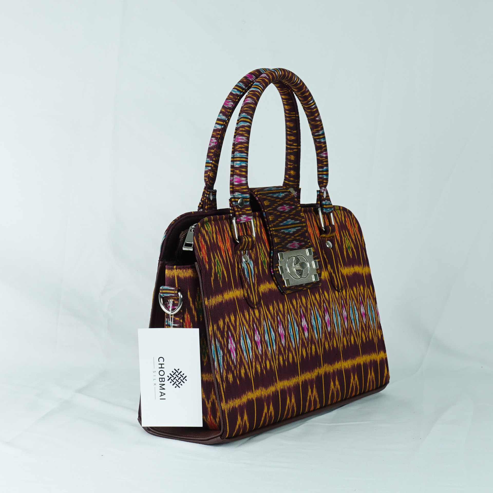 กระเป๋าถือผ้าไหม ทรงสีเหลี่ยม ขนาด 10.5x28x20ซม. ความสูงหูจับ 34 ซม. ลายนางสนม สีน้ำตาล รหัส GLA-TT-06036813