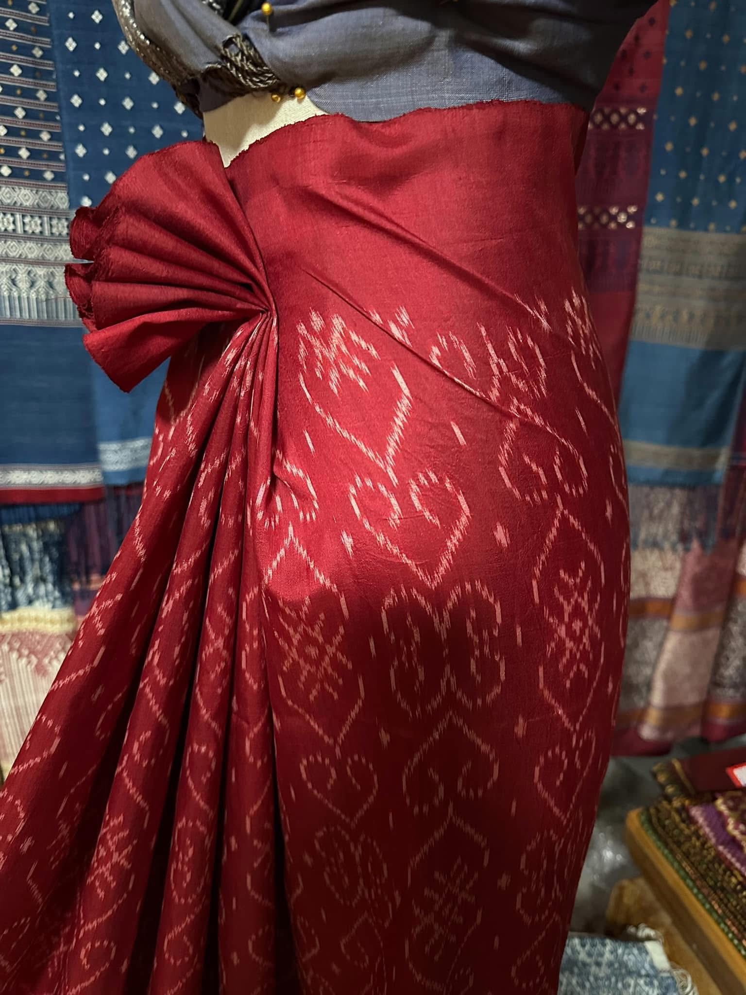 ซิ่น ไหมมัดหมี่ ผ้าปาโตล่า ขนาด 120x230ซม. ท้องผ้าสีแดง รหัส N9-SIL-051768A28