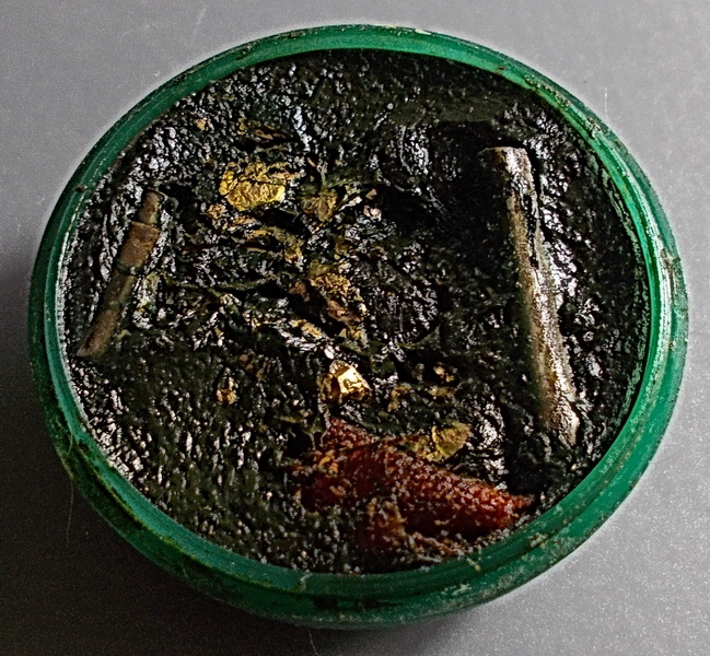 สีผึ้งเขียวเก่าๆพร้อมตลับ