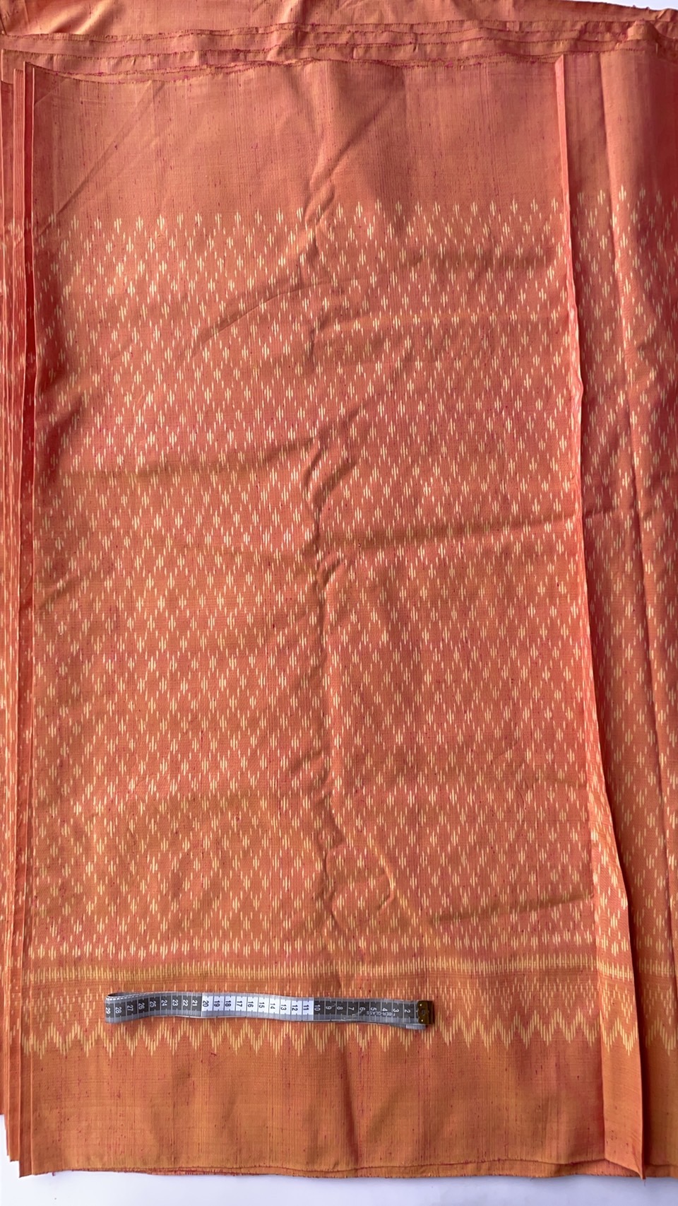 ผ้าไหมมัดหมี่ เนื้อไหมบ้าน ไหมแท้ สีธรรมชาติ ลายโซ่ตาข่าย สีส้มเหลือบชมพูโอรส (ราคาต่อเมตร) รหัส CISP-NY-SKU-39322