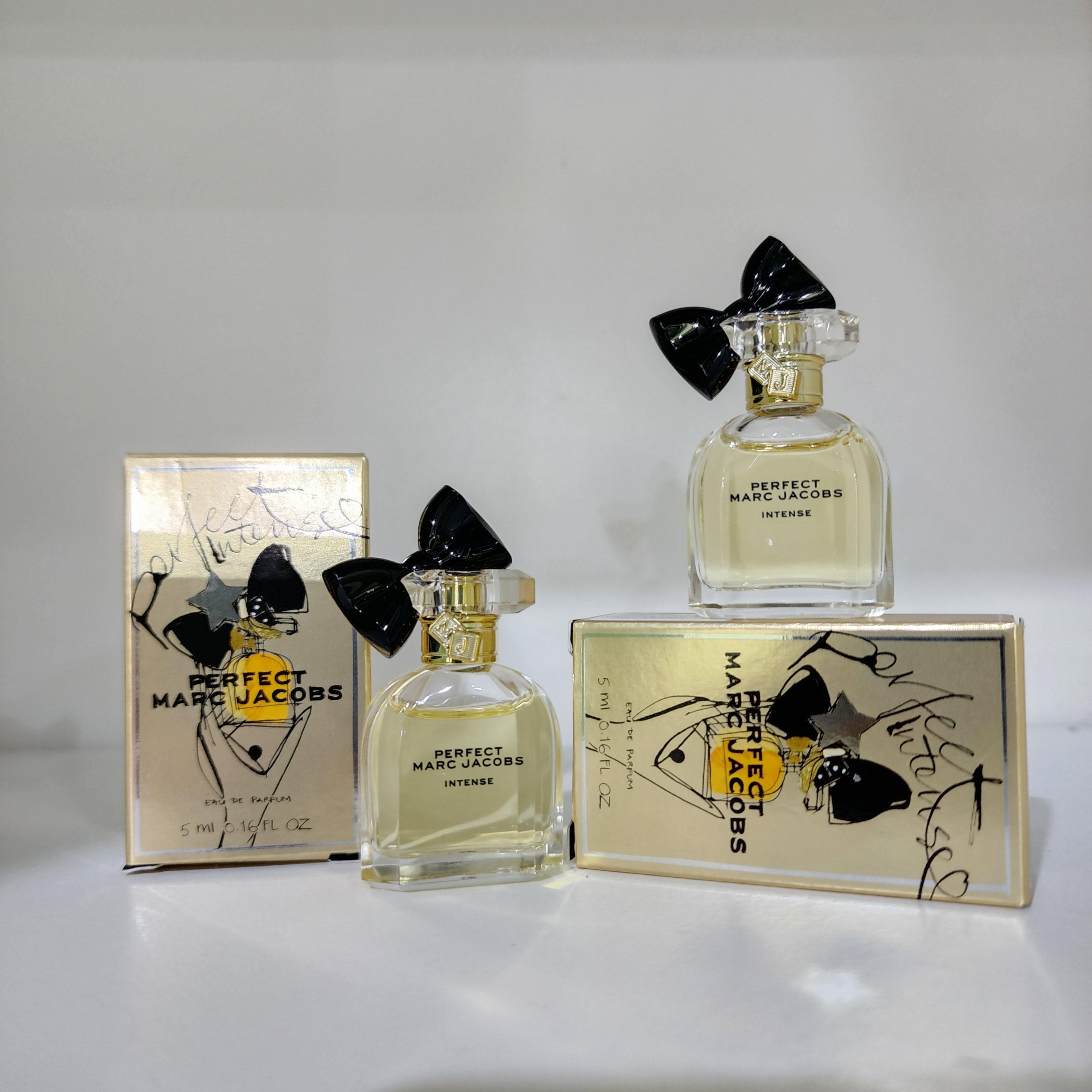 น้ำหอมจิ๋วมินิ Marc Jacobs Perfect Intense eau de parfum 5ml แบบแต้มมีกล่อง ( Mini Perfume น้ำหอมขนาดพกพา) น้ำหอมจิ๋วมินิ ขวดน่ารัก ตั้งโชว์ก็สวย พกพาก็สะดวก หัวแต้มตามจุดชีพจร