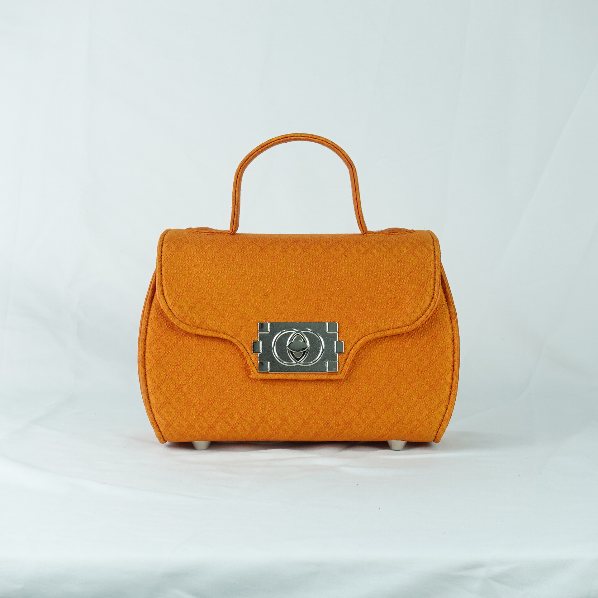 กระเป๋าถือผ้าไหมทรงกล่องฝาพับ ขนาด 21x13x10ซม.ความสูงหูจับ 7ซม. สีส้ม รหัส GLA-TT-06036816