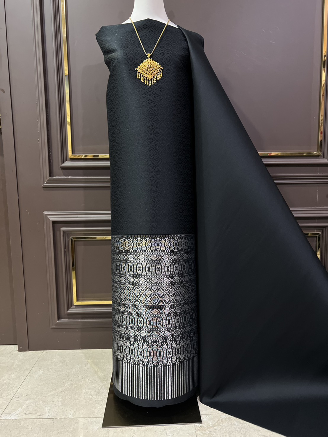 (ผ้าชุด)ผ้าไหมยกดอกลำพูน เกาะเชิงดิ้นเงิน ขนาด 1.02x4.42เมตร ลายแก้วกาหลง พื้นสีดำ รหัส N90-29-1127681