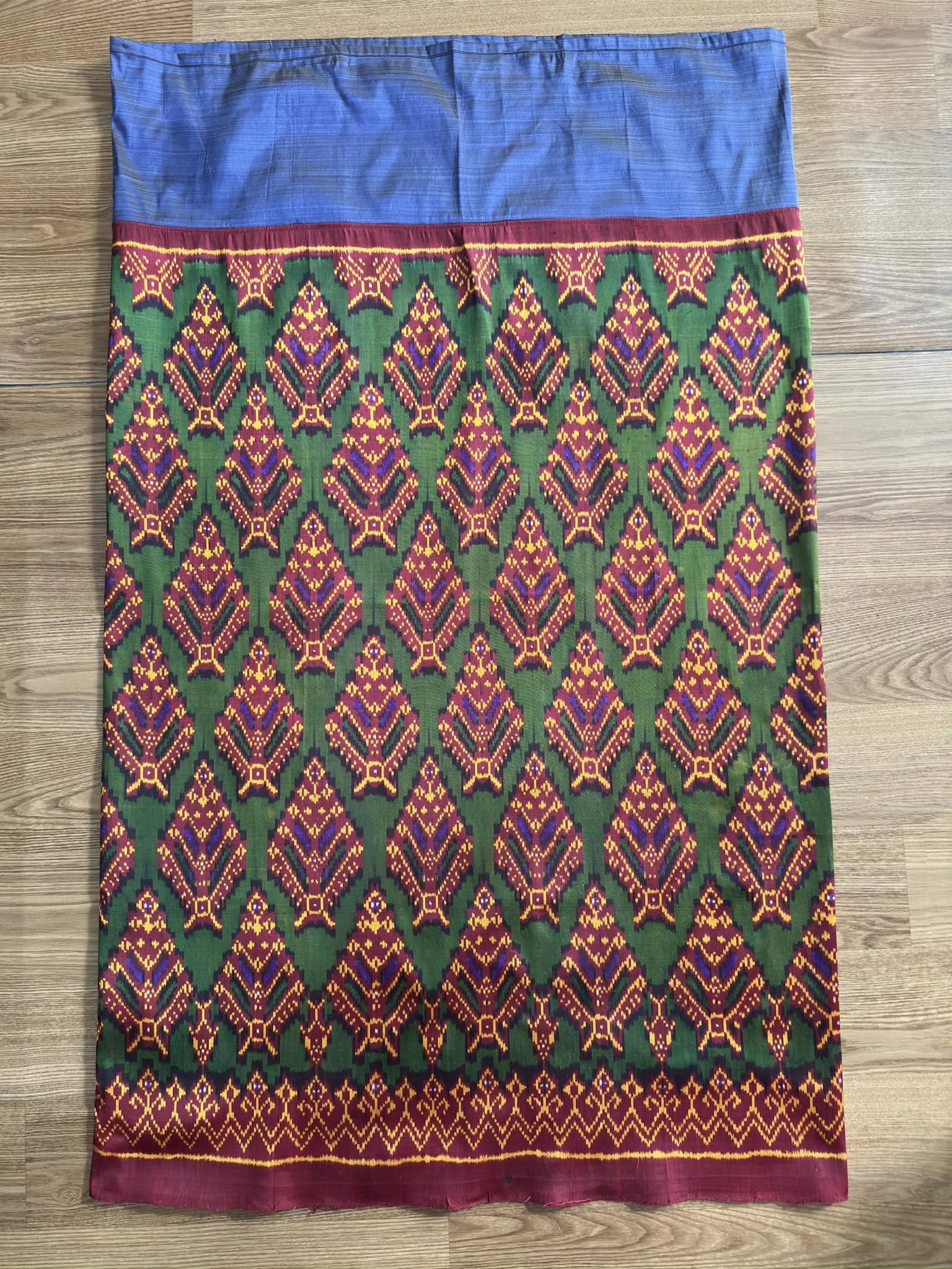 ซิ่น พระตะบอง ผ้าจามทอสามตะกอ ขนาด 110x140ซม พื้นสีแดง รหัส N9-SIL-AJ9