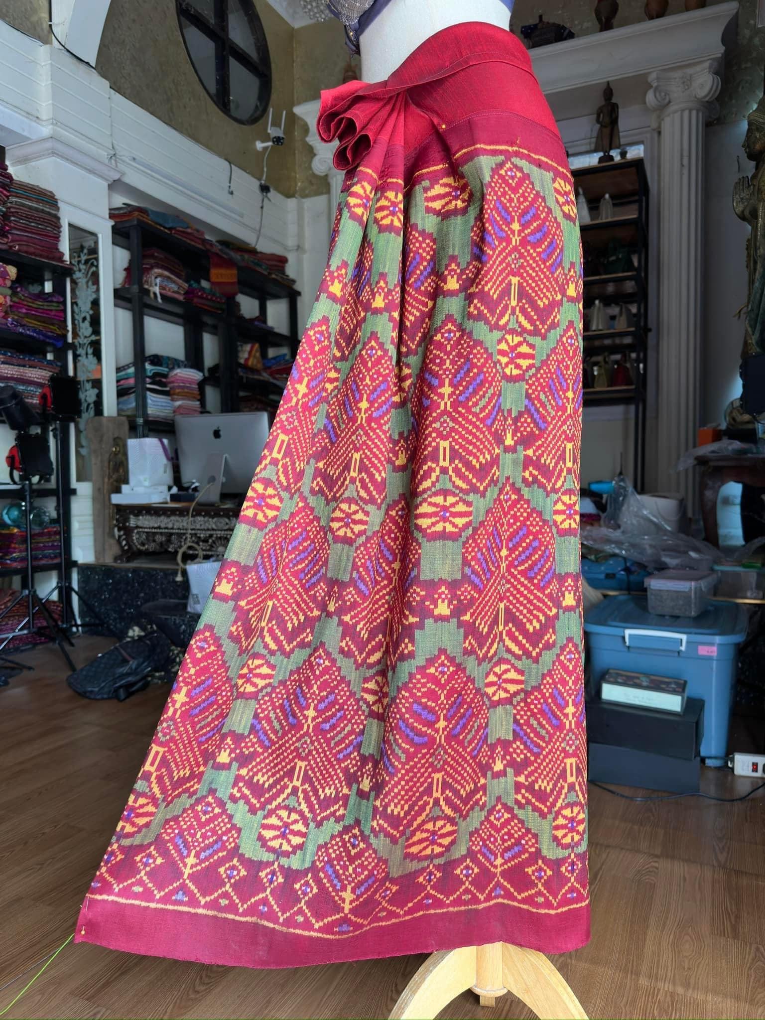 ซิ่น ไหมมัดหมี่รุ่นพิเศษ งานทอ 3ตะกอ ขนาด 116x150ซม สีม่วง รหัส N9-SIL-JA8