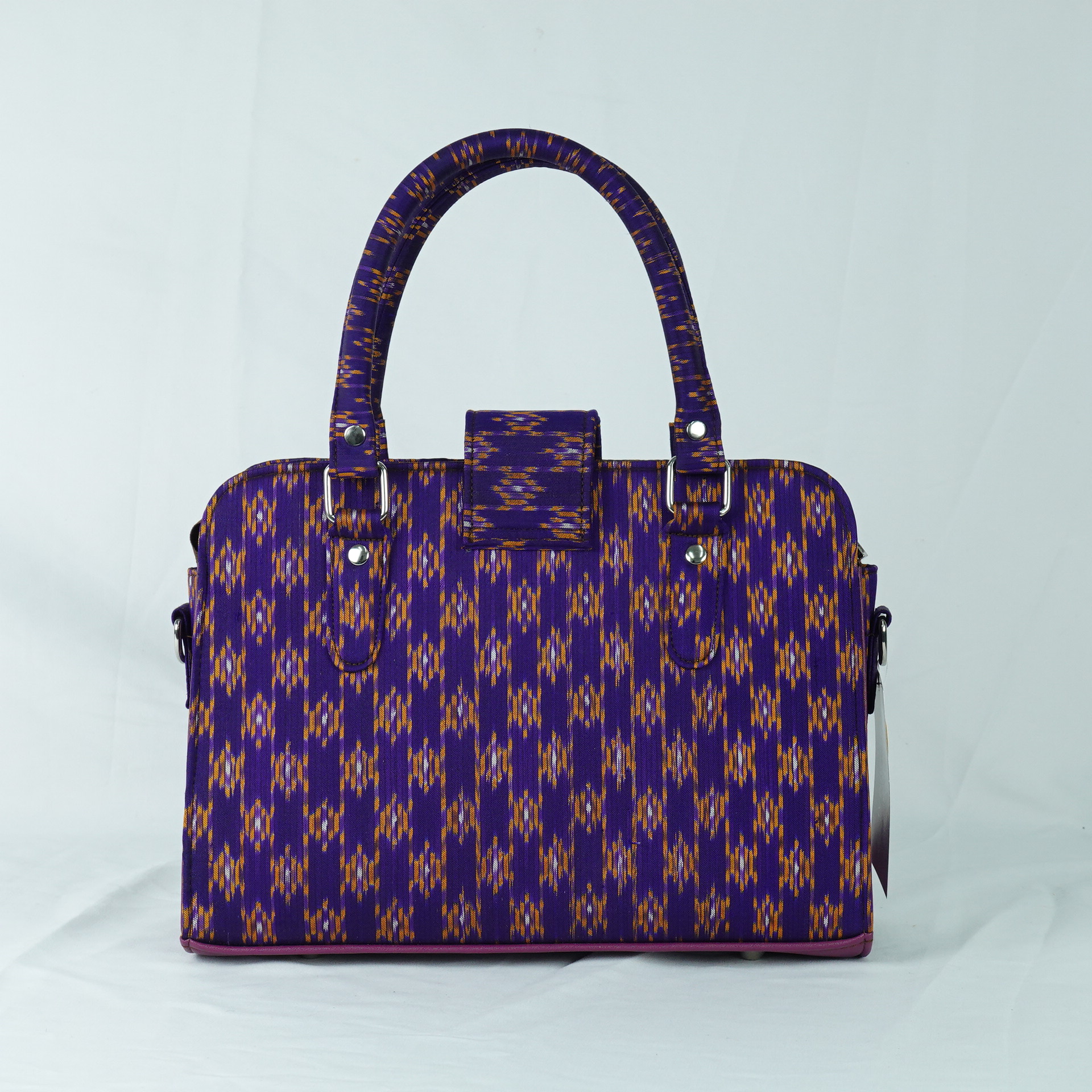 กระเป๋าถือผ้าไหม ทรงสี่เหลี่ยม ขนาด 10.5x28x20ซม. ความสูงหูจับ 34 ซม. ลายเต่าน้อย สีม่วง รหัส GLA-TT-06036811