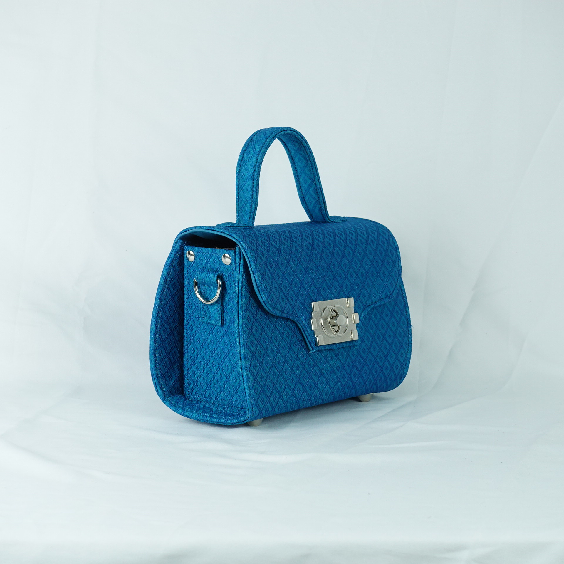 กระเป๋าถือผ้าไหมทรงกล่องฝาพับ ขนาด 21x13x10ซม.ความสูงหูจับ 7ซม. สีฟ้าเทอควอย์ รหัส GLA-TT-06036815