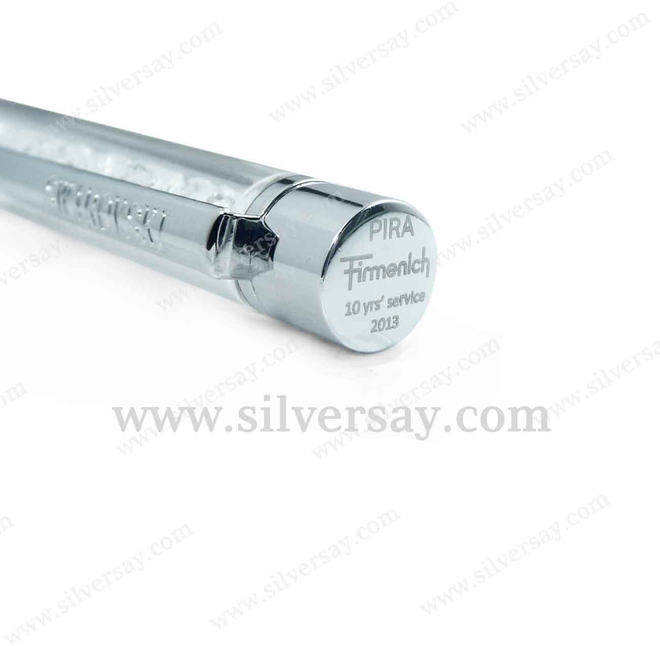 สลักชื่อย่อและข้อความ "PIRA Firmenich 10 yrs' service, 2013" บนปากกา SWAROVSKI