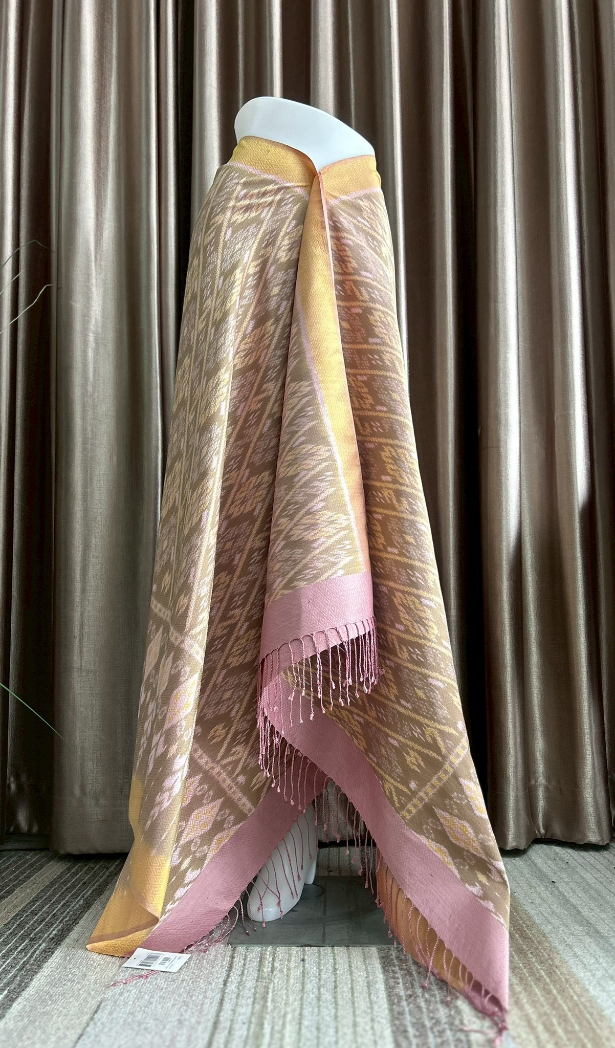 ซิ่น ผ้าไหมมัดหมี่ ทอยกดอก 6ตะกอ ขนาด 1x2 เมตร ลายสิริราชพัสตราภรณ์ สีเหลืองนวล รหัส PCS-PK-10066811