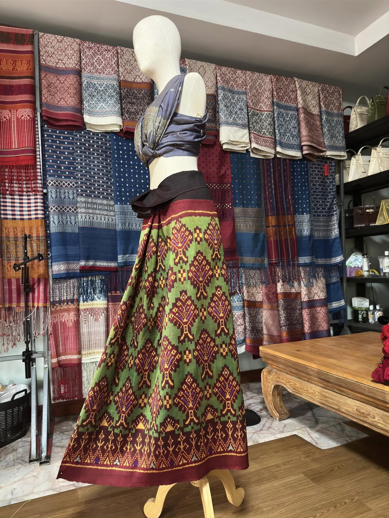 ซิ่น พระตะบอง ผ้าจามทอสามตะกอ ขนาด 115x150ซม สีเขียว รหัส N9-SIL-AJ14