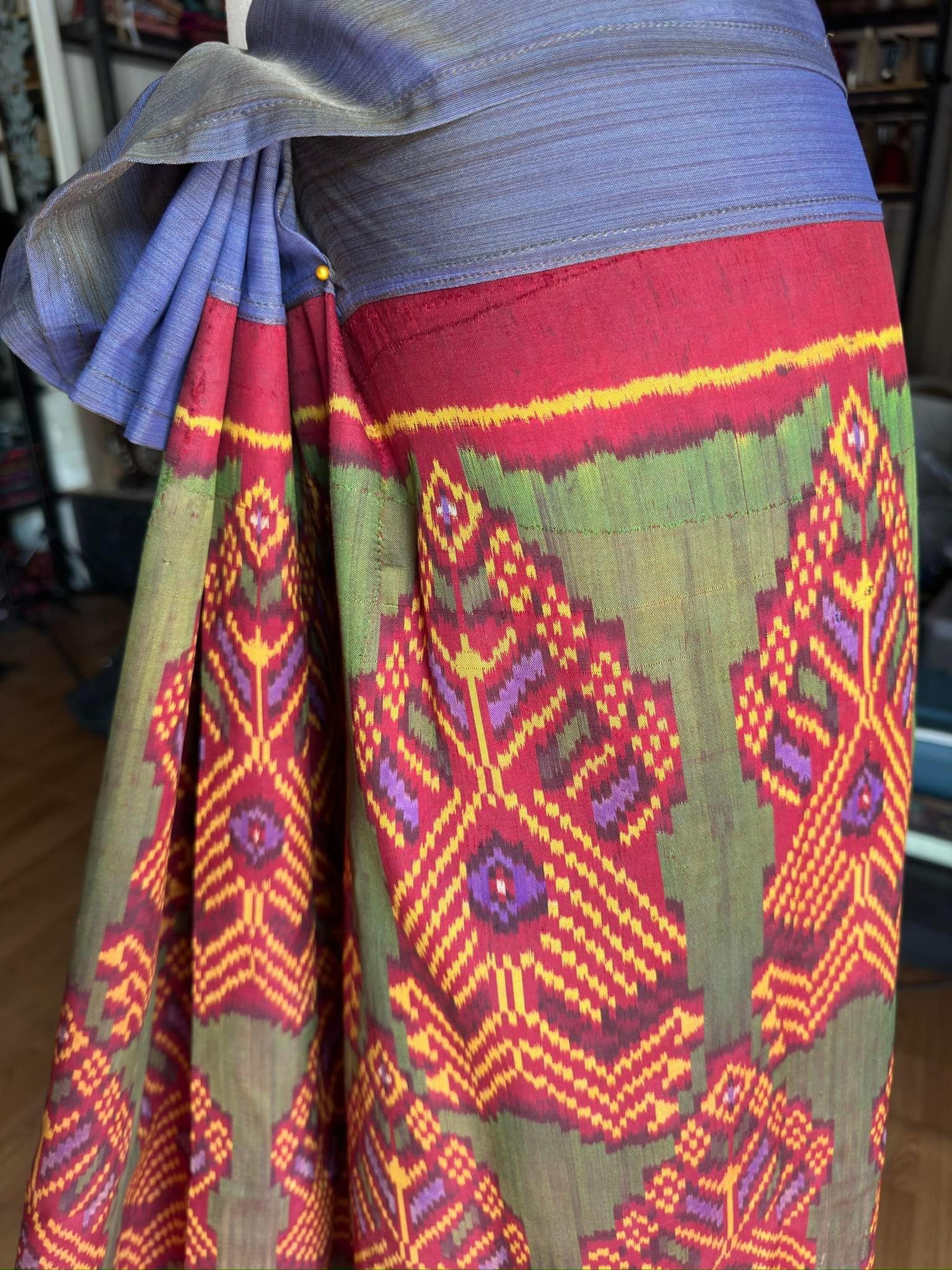 ซิ่น ไหมมัดหมี่รุ่นพิเศษ งานทอ 3ตะกอ ขนาด 115x160ซม สีแดง รหัส N9-SIL-JA2