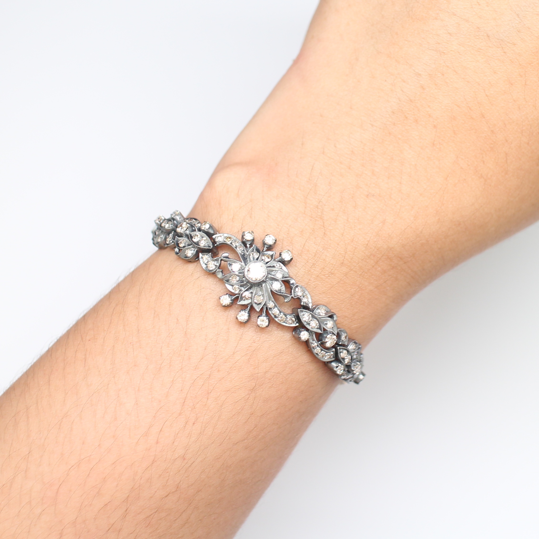 BL25271 สร้อยข้อมือเพชรงานเก่า เม็ดกลาง 0.20 กะรัต และ 12 เม็ด 0.50 กะรัต เพชรกุหลาบ 1.10 กะรัต เพชรรวม 1.80 กะรัต งานk2สี นน.รวม 16 กรัม ยาว 19 ซม.