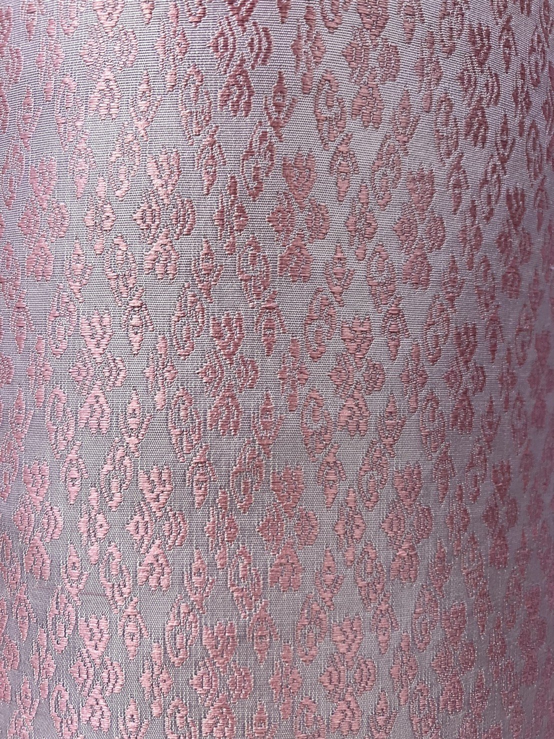 (ผ้าชุด)ผ้าไหมยกดอกลำพูน เกาะเชิงดิ้นเงิน ขนาด 1.02x4.40เมตร ลายช่อฟ้า พื้นสีชมพูกะปิ รหัส N90-29-TR0475