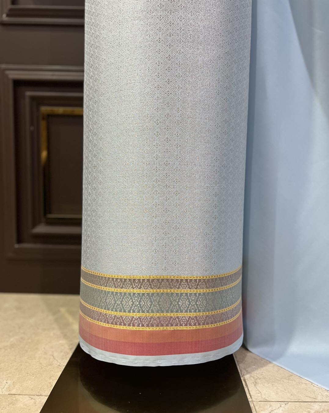 (ผ้าชุด)ผ้าไหมยกดอกลำพูน ขนาด 1.02x4.46เมตร ลายพิกุลโบราณ พื้นสีฟ้าพลาสเทล รหัส N90-29-1023681