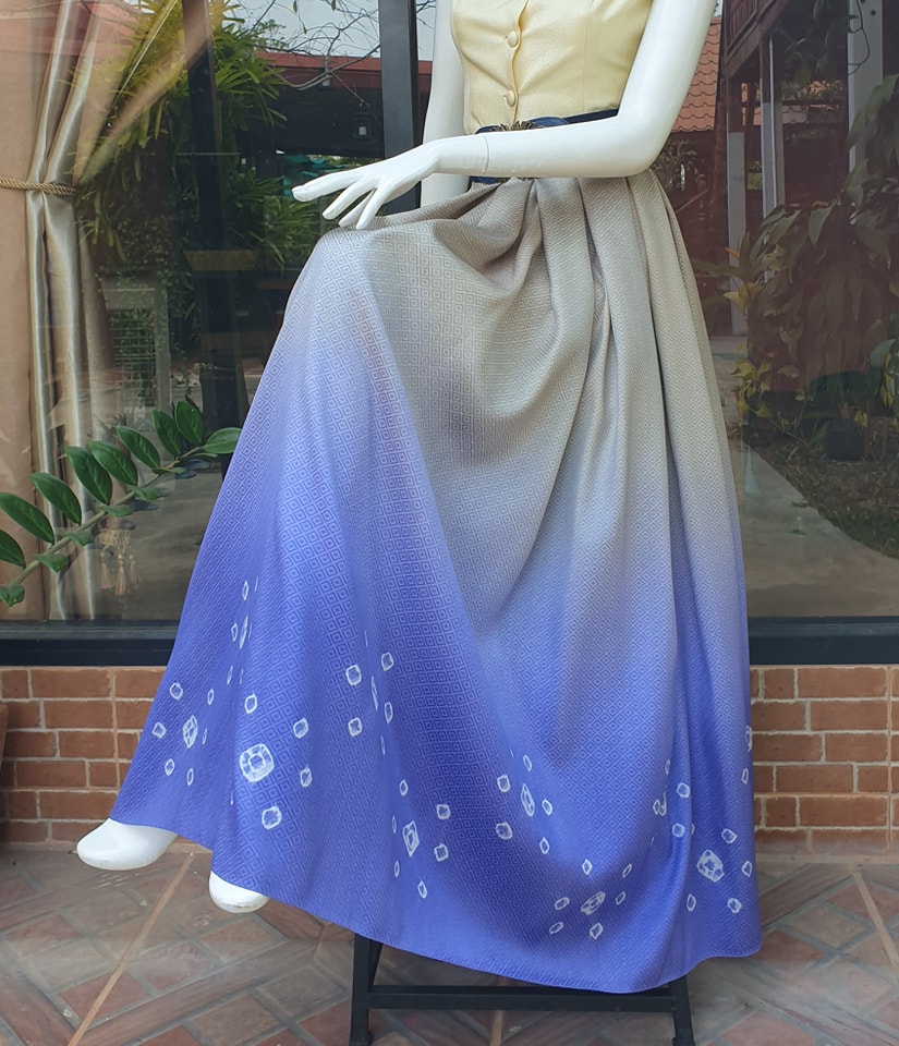 ผ้าไหมสีพื้นโมเดิร์น ยกดอกลูกแก้ว ย้อมเชิงลายดอกไม้ สไลด์สี เฉดสีเทา-สีน้ำเงิน เลือกขนาด รหัส BT-TT04