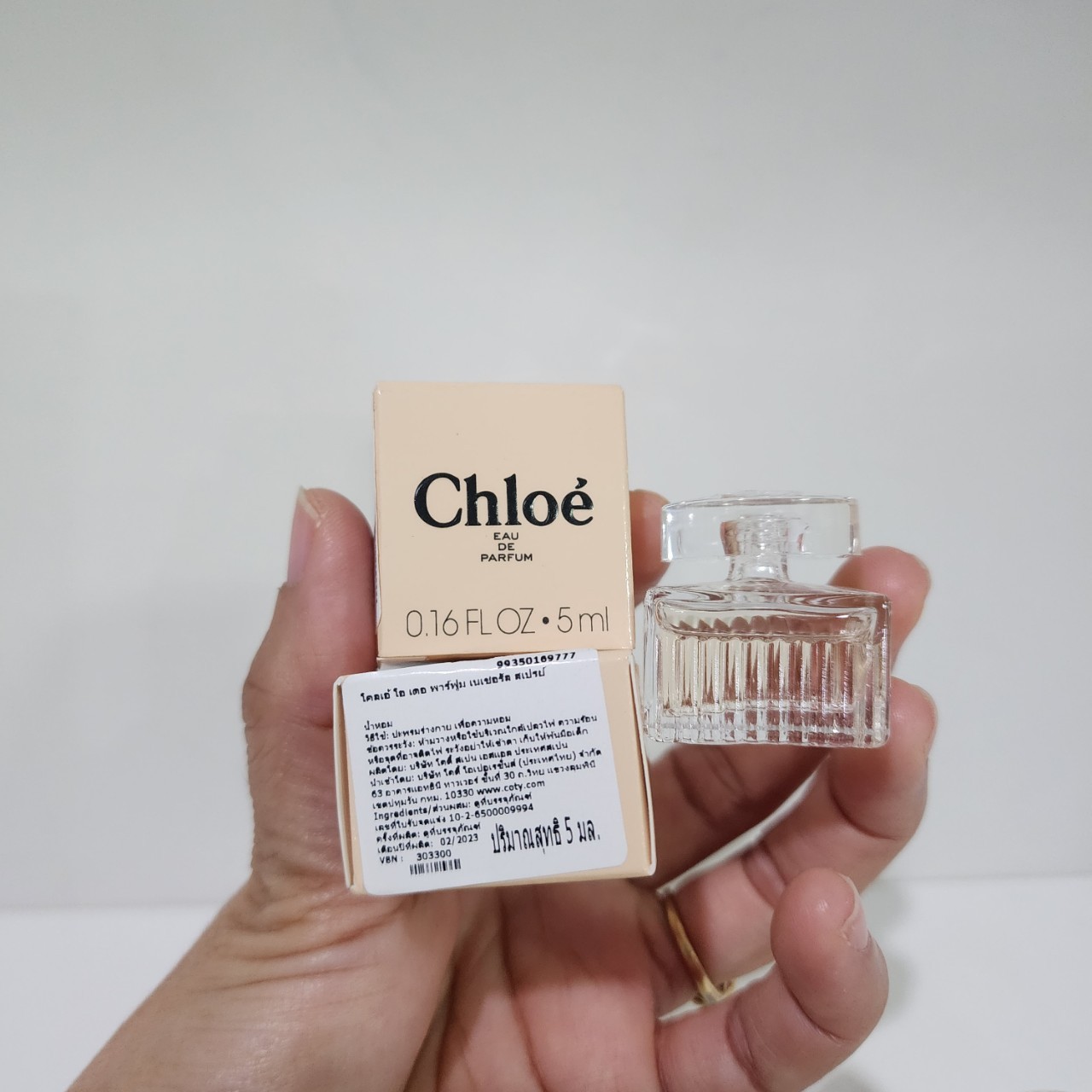 น้ำหอมจิ๋วมินิ Chloe Signature 5ml แบบแต้มมีกล่อง ( Mini Perfume น้ำหอมขนาดพกพา) น้ำหอมจิ๋วมินิ ขวดน่ารัก ตั้งโชว์ก็สวย พกพาก็สะดวก หัวแต้มตามจุดชีพจร