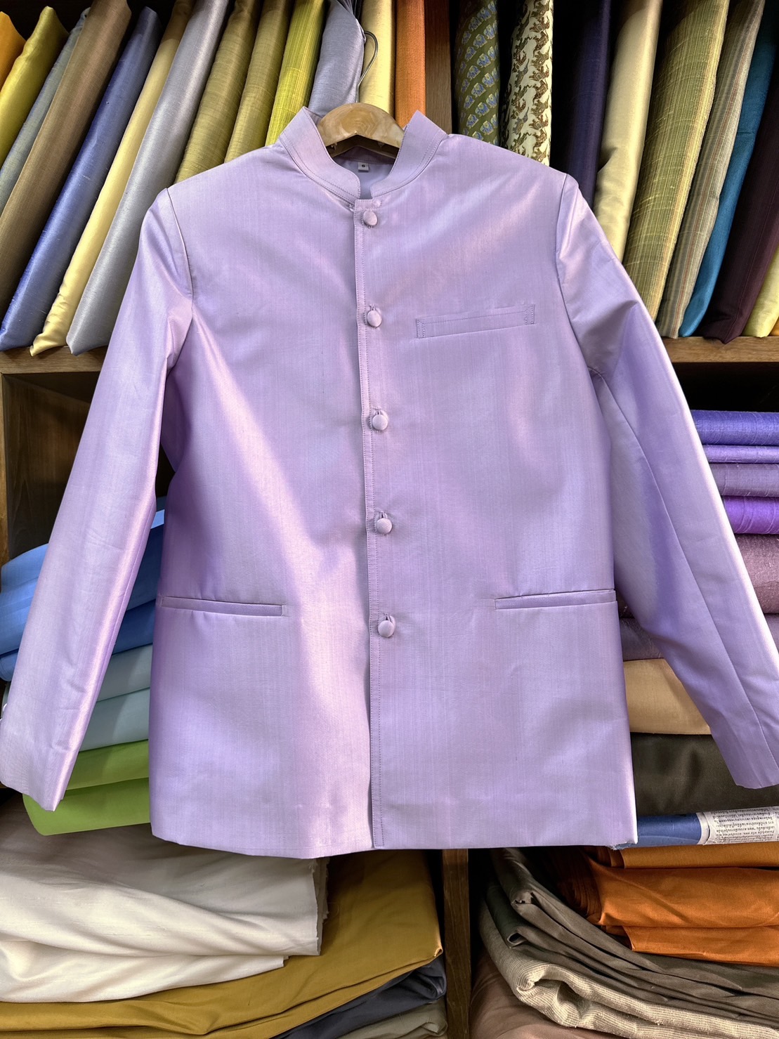 เสื้อสูทไหมคอพระราชทาน แขนยาว เนื้อเรียบ สีม่วงอ่อน Size S รอบอก 39นิ้ว รหัส DM-ST0426661