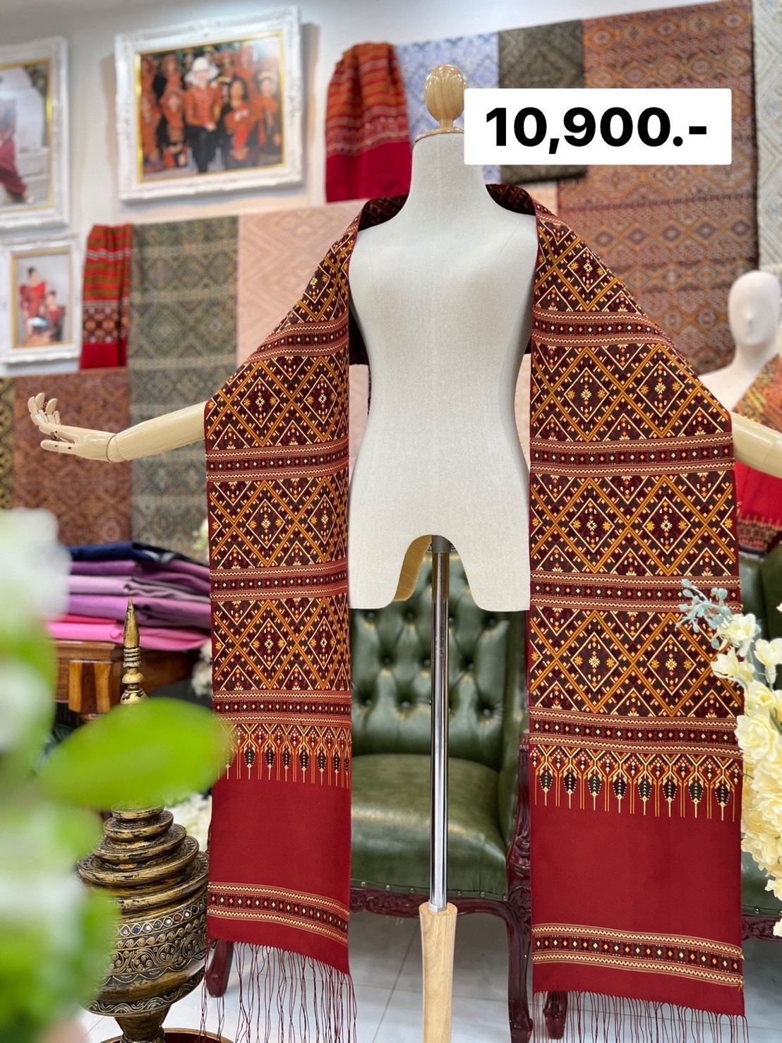 ผ้าพันคอ ไหมแพรวา ไหมแท้ ขนาด 30ซม.x2.30ซม. พื้นสีแดง รหัสZE-BM-07216813