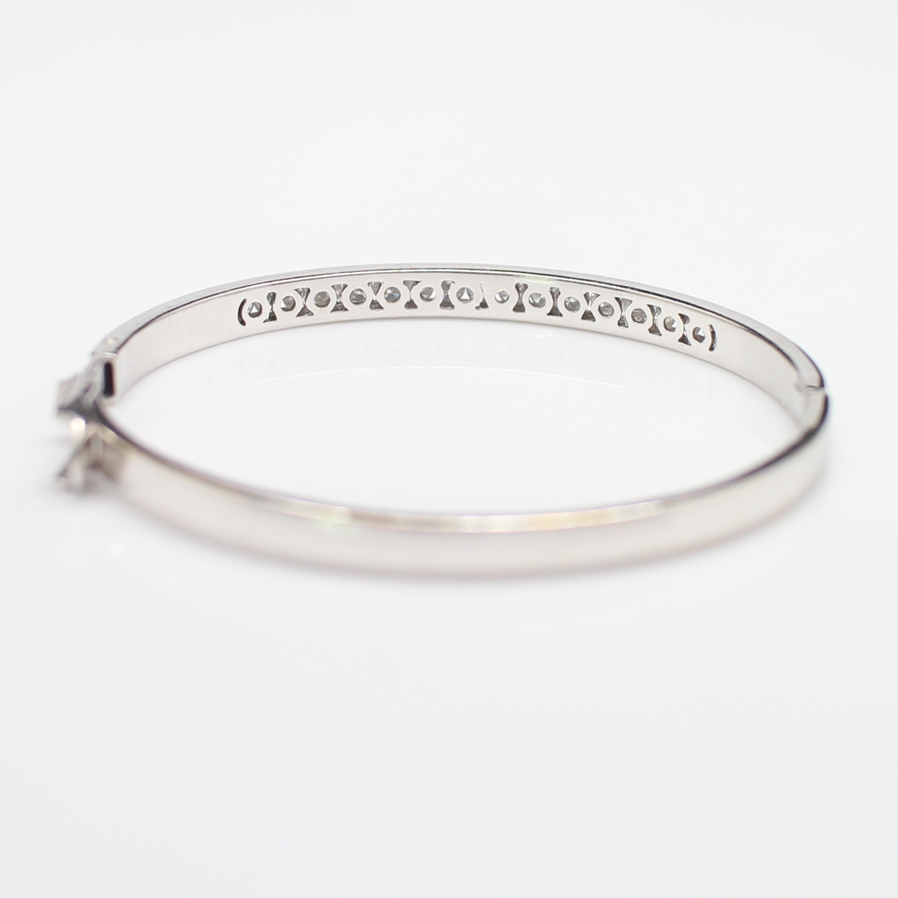 BL25023 กำไลเพชรแถวครึ่งหน้า เพชรแท้ 17 เม็ด 1.19 กะรัต ทองแท้ 18k นน.รวม 18.1 กรัม เส้นผ่านศูนย์กลาง 5.3 ซม.