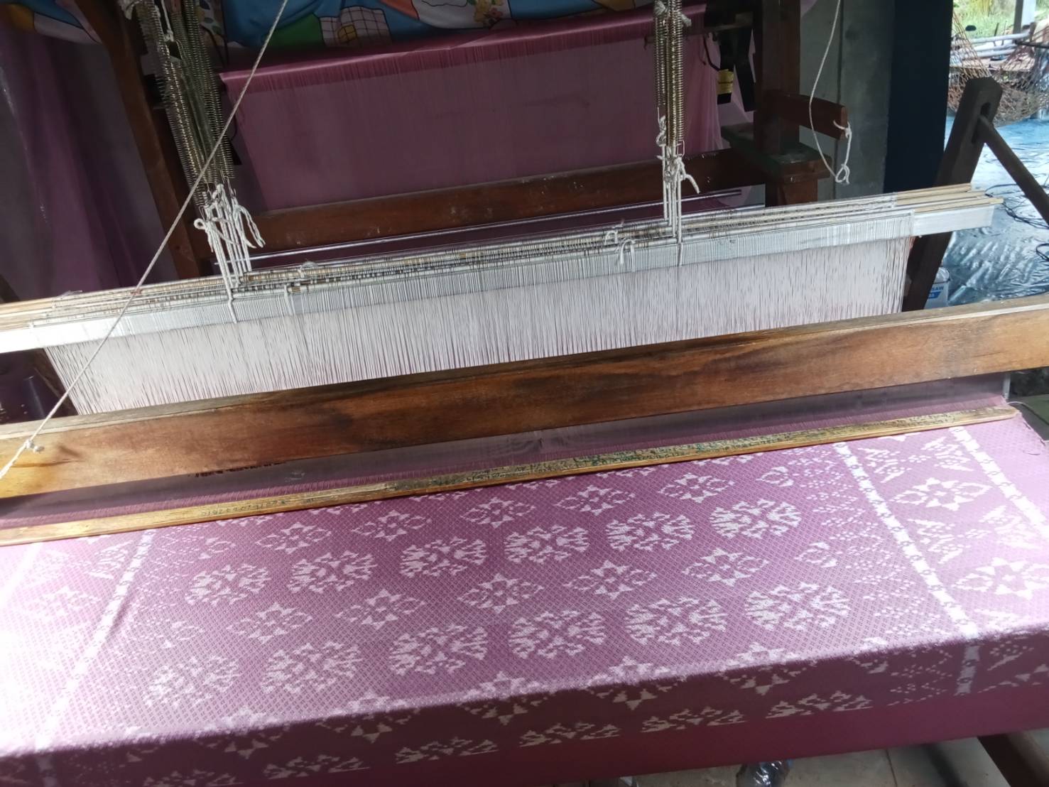 ผ้าไหมมัดหมี่ยกดอก 5ตะกอ ขนาด 1x2เมตร สีม่วงกลีบบัว จากกี่บ้านคุณยายฐิสดา