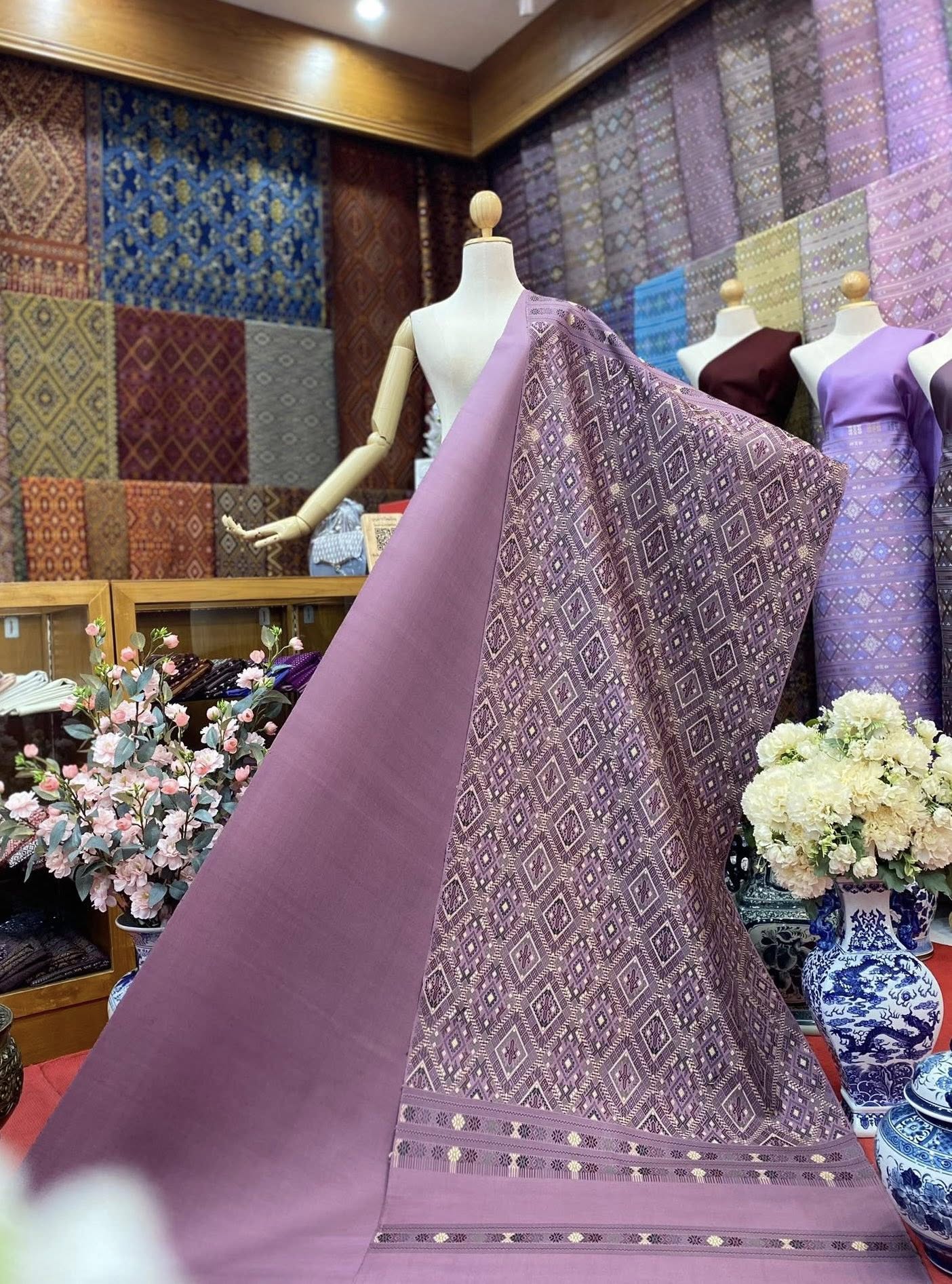 (ผ้าชุด)ไหมแพรวา ตัดชุดสับพิเศษ ขนาด 73x500ซม (ลาย 2.3เมตร+สีพื้น 2.7เมตร) พื้นสีม่วง รหัส P10-BM-1013682