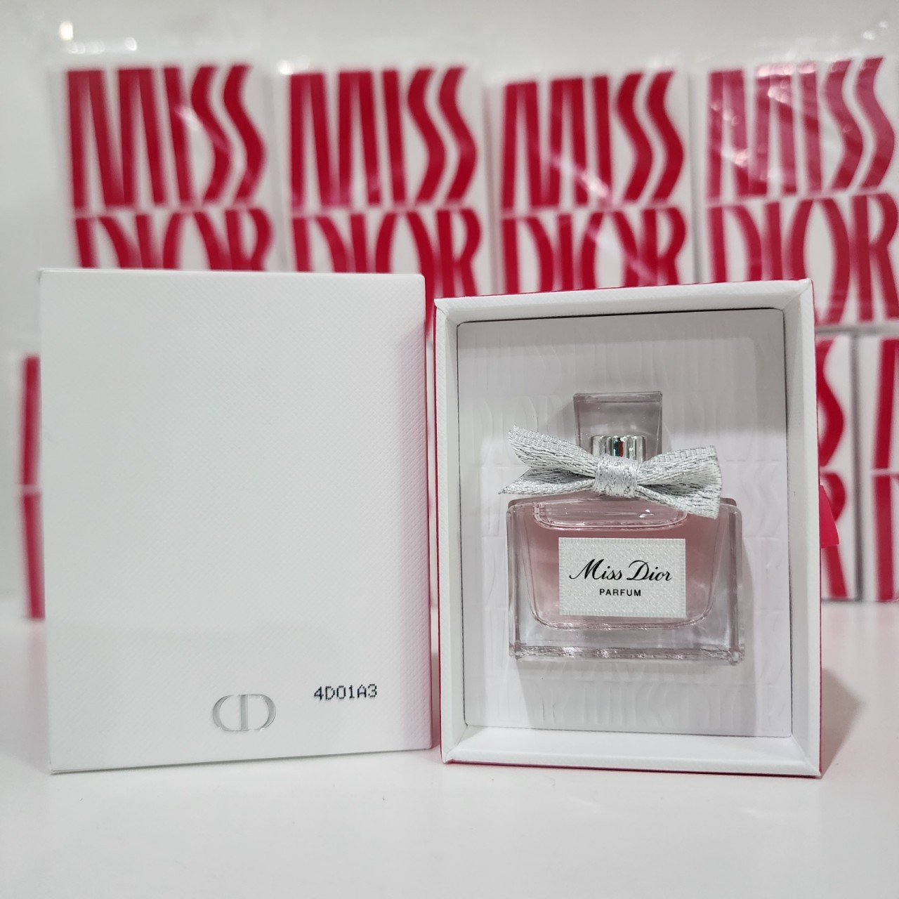 น้ำหอมจิ๋วมินิ Dior Miss Dior Parfum 5ml พร้อมกล่อง Limited สวยม๊ากๆๆ แบบแต้มมีกล่อง ( Mini Perfume น้ำหอมขนาดพกพา) น้ำหอมจิ๋วมินิ ขวดน่ารัก ตั้งโชว์ก็สวย พกพาก็สะดวก หัวแต้มตามจุดชีพจร