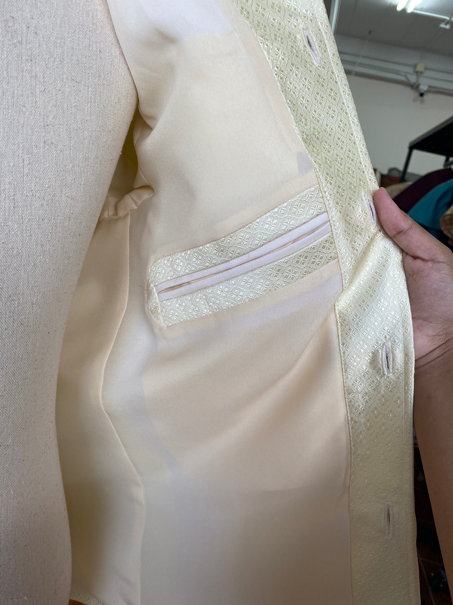 เสื้อสูทไหม แขนสั้น คอพระราชทาน ยกดอกพิกุลตีกรอบ สีครีมงาช้าง ไซส์ S รอบอก 38นิ้ว รหัส DR-PK0921661714