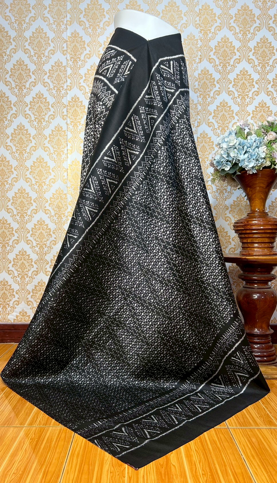ซิ่น ผ้าไหมมัดหมี่ 3ตะกอ ขนาด 1x2เมตร ลายร้อยดาว พื้นสีดำ รหัส R2Q-KN-1115681