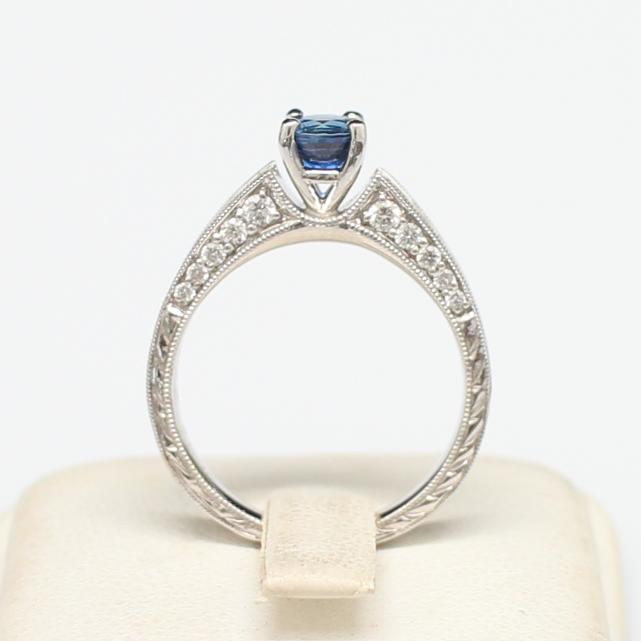 RG250131 แหวนไพลิน เพชรแท้ 12 เม็ด 0.36 กะรัต และ 20 เม็ด 0.40 กะรัต ทองแท้ 18k นน.รวม 4.7 กรัม ขนาดแหวน 53