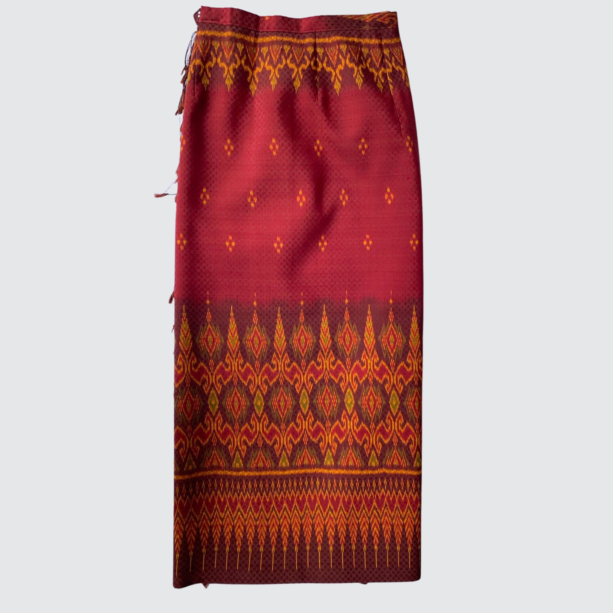 ผ้าถุงป้าย แบบเลื่อนตะขอตามไซส์ ลายเชิงล่าง สีแดง รหัส WM-PTS-100968149