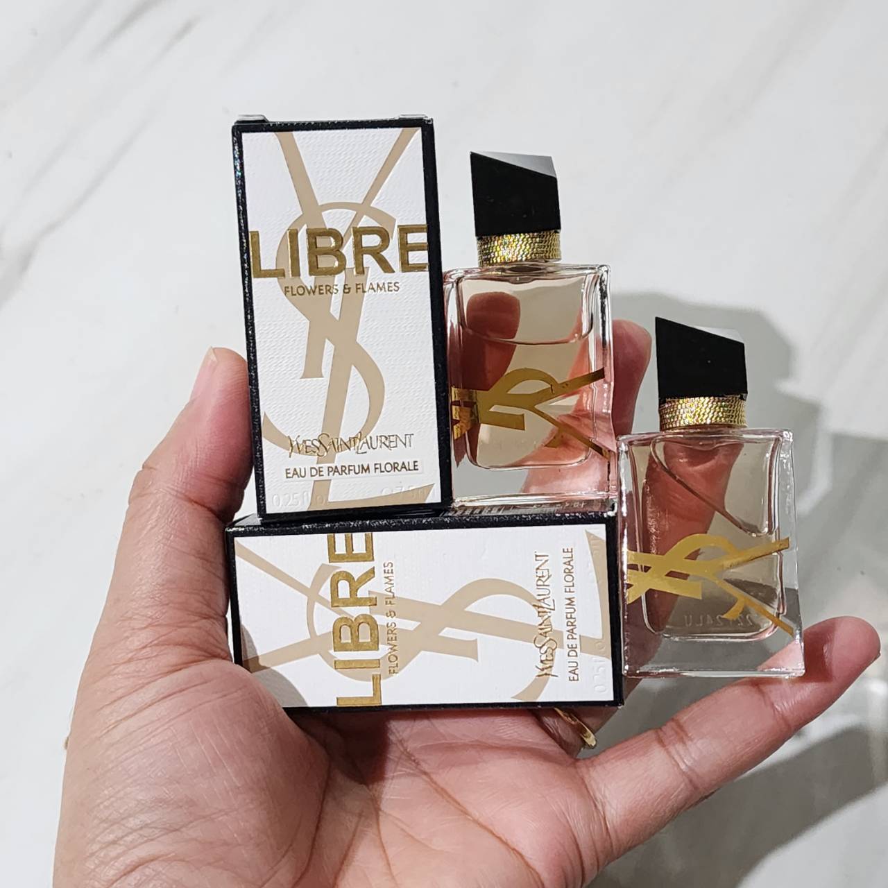 น้ำหอมจิ๋วมินิ YSL Libre Flowers & Flames EDP 7.5mlแบบแต้มมีกล่อง ( Mini Perfume น้ำหอมขนาดพกพา) น้ำหอมจิ๋วมินิ ขวดน่ารัก ตั้งโชว์ก็สวย พกพาก็สะดวก หัวแต้มตามจุดชีพจร