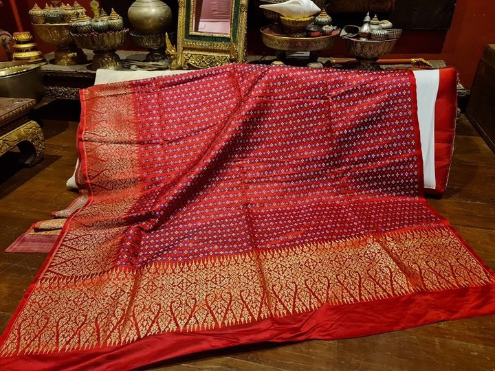 ซิ่น ผ้ายกไหม หน้านาง เชิงยกทอง ขนาด 1x2เมตร ลายประจำยามดอกสี่กลีบ สีส้มทอง รหัส N12-24-0930662