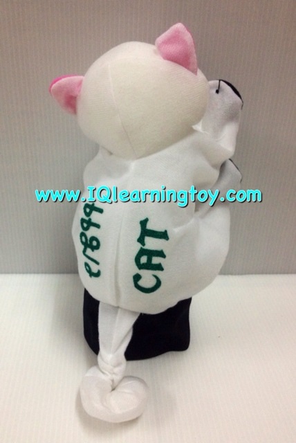 หุ่นมือตุ๊กตาสัตว์สอนคำศัพท์ Cat-แมว ด้านหลังของหุ่นมือจะสกรีนคำศัพท์ภาษาไทย-อังกฤษตามชื่อสัตว์แต่ละชนิดไว้ สอนการเล่าเรื่องให้เกิดจินตนาการ ส่งฟรี