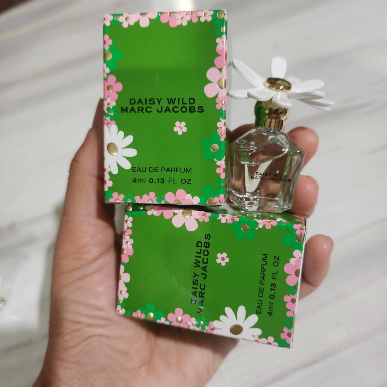 น้ำหอมจิ๋วมินิ Marc Jacobs Daisy Wild EDP 4ml แบบแต้มมีกล่อง ( Mini Perfume น้ำหอมขนาดพกพา) น้ำหอมจิ๋วมินิ ขวดน่ารัก ตั้งโชว์ก็สวย พกพาก็สะดวก หัวแต้มตามจุดชีพจร