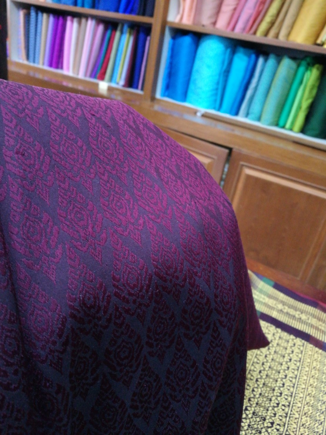 ซิ่น ผ้าไหมยกสุรินทร์ ไหมแท้ 32ตะกอ ขนาด 1x2เมตร เกาะเชิงทอง มีหน้านาง สีเปลือกมังคุด รหัส N11-NY1106652