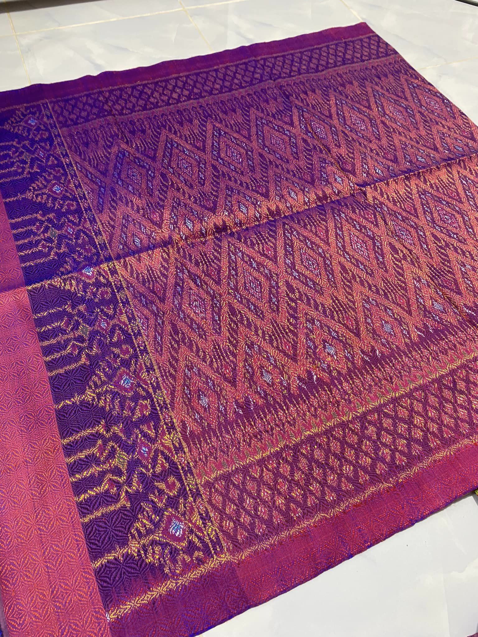 ซิ่น ผ้าไหมมัดหมี่ ทอยกดอกลีลาวดี ขนาด 1x2เมตร มีหน้านาง พื้นสีม่วง รหัส L9A-RT-1004672
