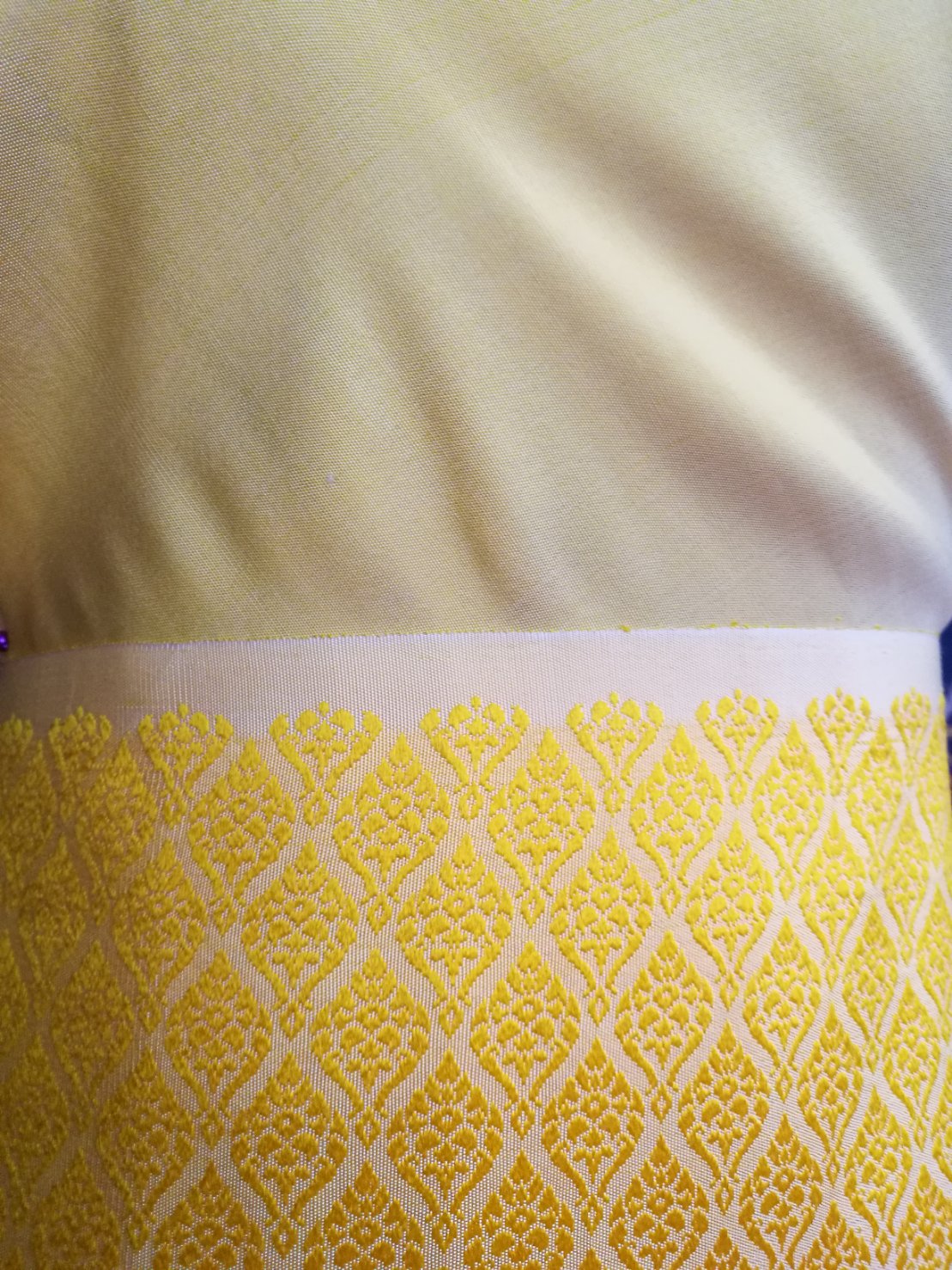 (ผ้าชุด)ไหมยกสุรินทร์ ขนาด 1x4เมตร (ลาย 2เมตร+สีพื้น 2เมตร) สีเหลืองอ่อน รหัส N10-NY0306662
