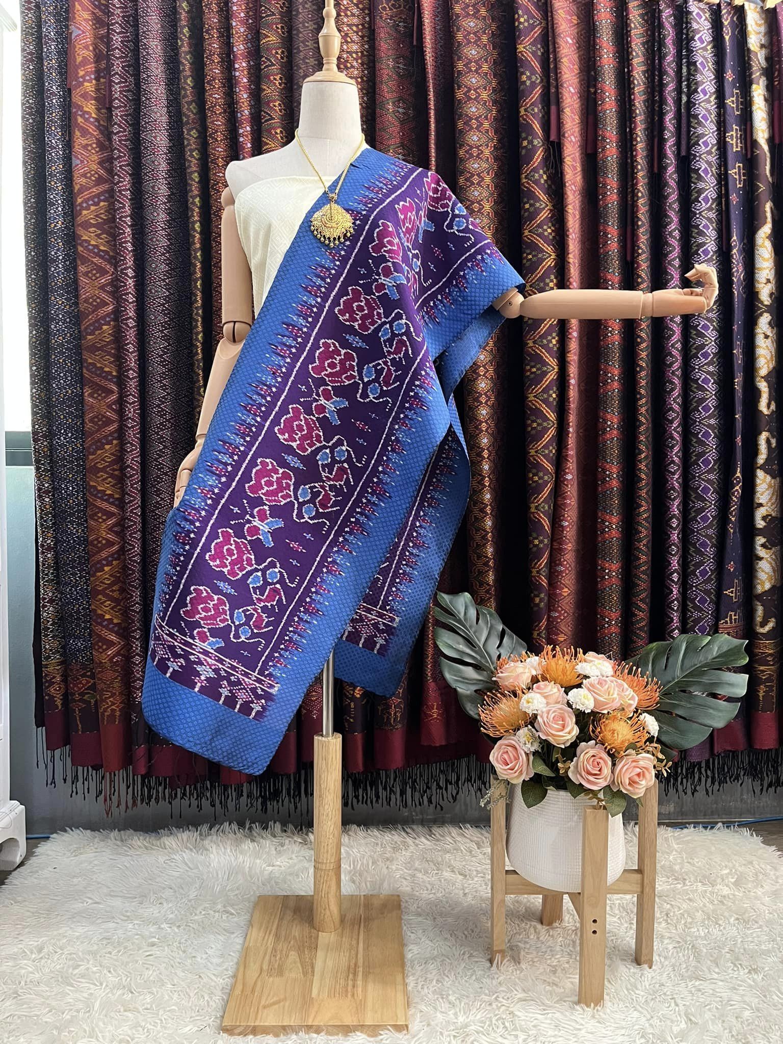 ผ้าพันคอไหม ผ้าไหมทอยกดอก 5ตะกอ ขนาด 35x190ซม.ลายดอกไม้ มีหน้านางชายครุย พื้นสีฟ้าคราม L4E-PS-04246717374
