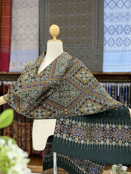 ผ้าคลุมไหล่ ไหมแพรวา ขนาด 50x 2.40ซม. พื้นสีเขียว รหัส Z-BM-1205681