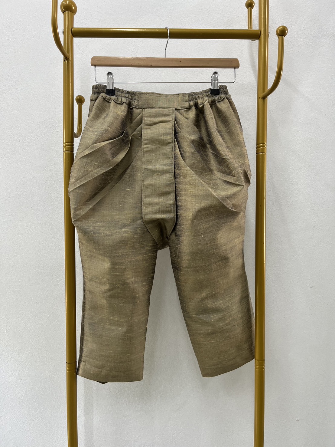 สั่งตัดเย็บ โจงกระเบน เอวยางยืด ติดตะขอ มีซิปซ่อนหลังทบหน้าผ้าโจง ทรงตามแบบ (ไม่รวมผ้า) รหัส CUT-JHN-0730671