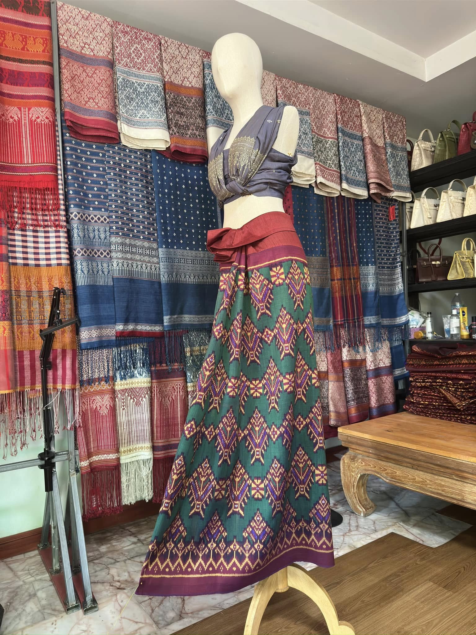 ซิ่น พระตะบอง ผ้าจามทอสามตะกอ ขนาด 116x160ซม สีแดง รหัส N9-SIL-AJ22