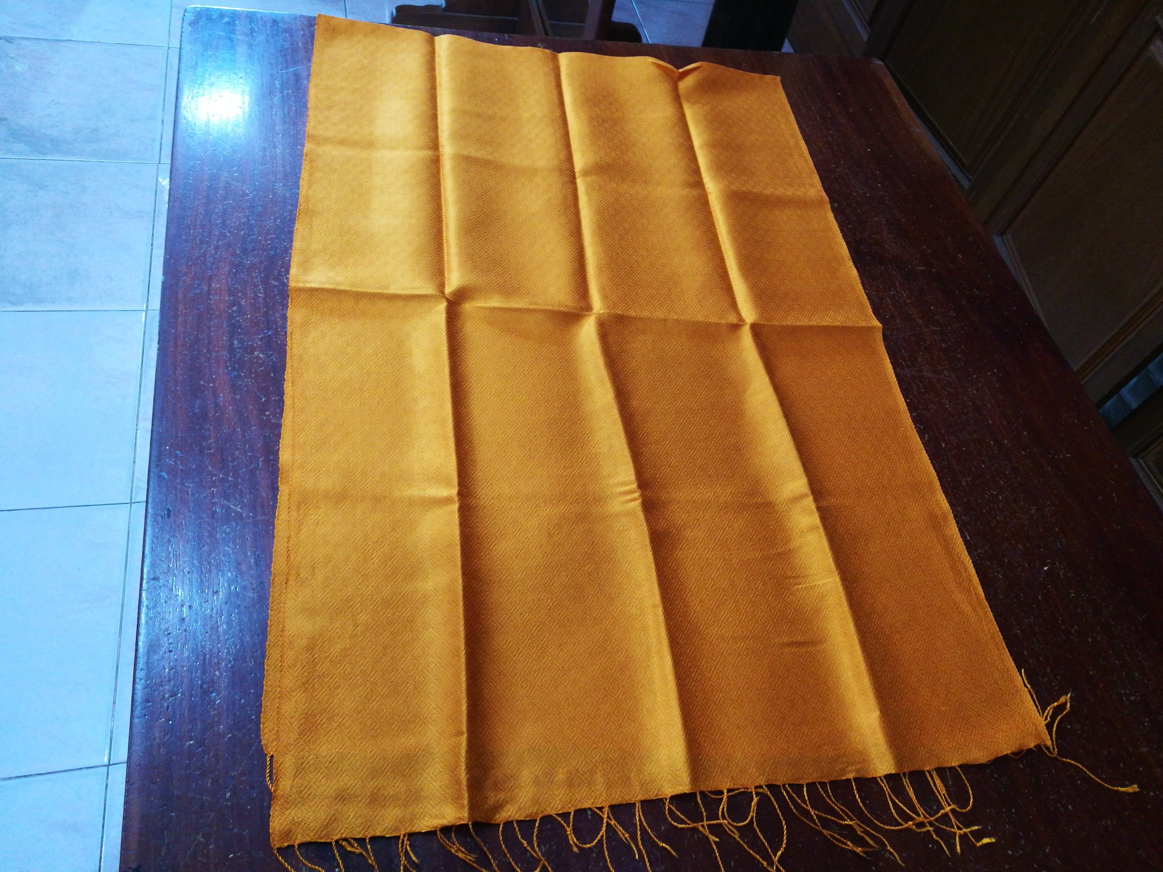 ผ้าคลุมไหล่ผ้าไหม+พร้อมกล่อง สำหรับพระสงฆ์ ไหมแท้ ทอยอกดอก ลูกแก้ว ขนาด 60x200ซม. (รวมครุย) สีเหลืองราช รหัส ZYB-NY0516661