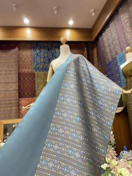 (ผ้าชุด)ไหมแพรวา ตัดชุดลายจกขิดเกาะ ขนาด 63x500ซม (ลาย 2.3เมตร+สีพื้น 2.7เมตร) พื้นสีฟ้า รหัส P10-BM-102468