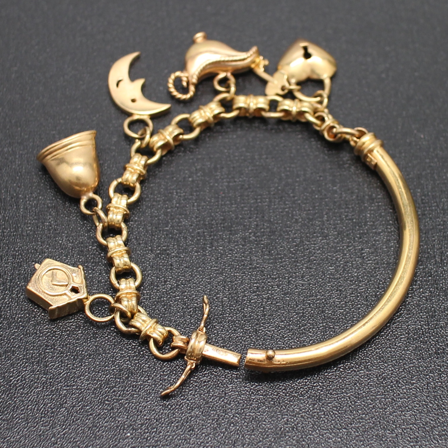 BL25028 สร้อยข้อมือกึ่งกำไลตุ้งติ้ง พระจันทร์เสี้ยว บ้าน กระดิ่ง ทองแท้ 90% นน. 35.4 กรัม ยาว 17 ซม. งานรุ่นเก่า