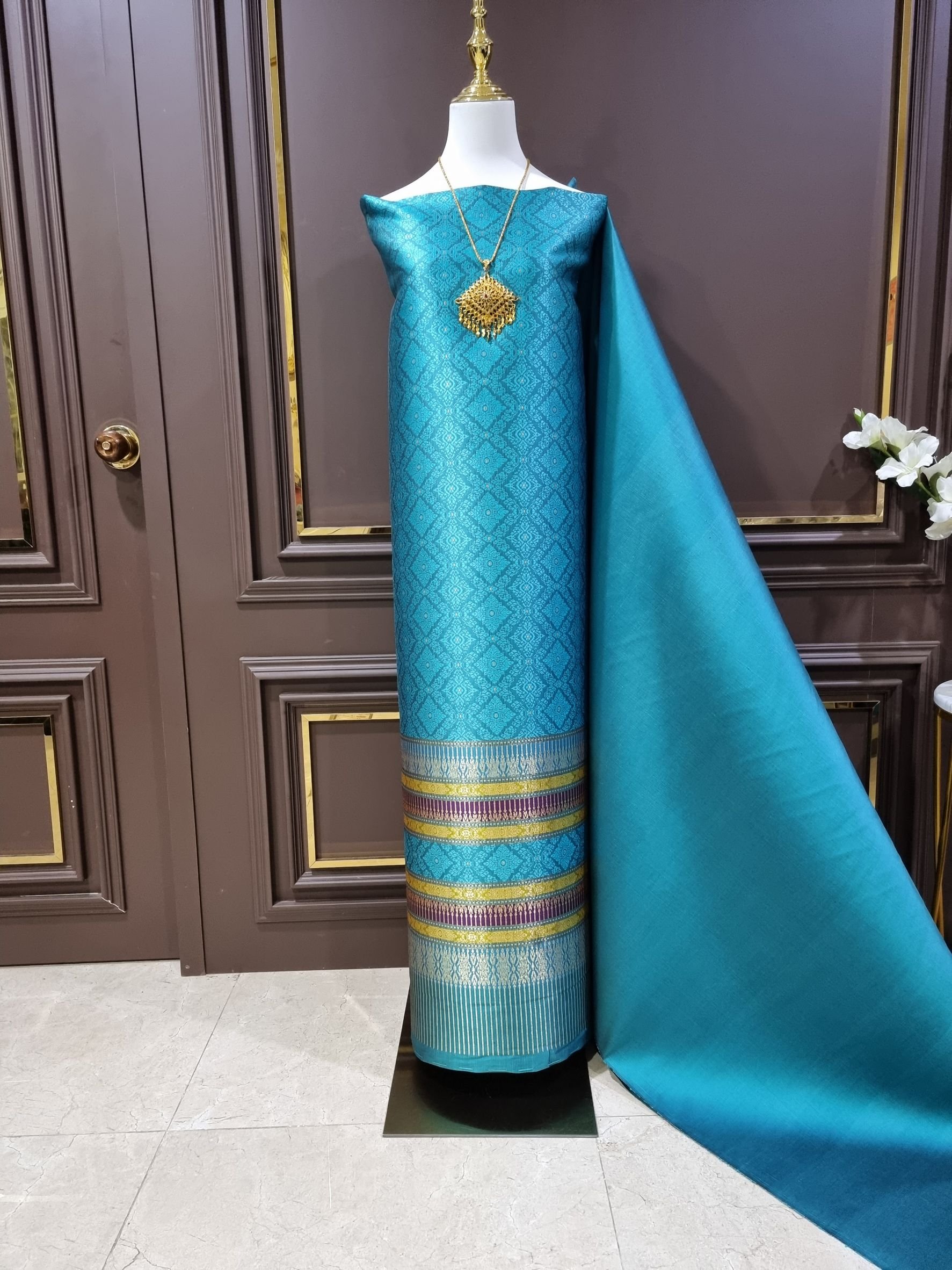 (ผ้าชุด)ผ้าไหมยกดอกลำพูน เกาะเชิงดิ้นเงิน ขนาด 1.03x4.40เมตร พื้นสีฟ้าน้ำทะเล รหัส N90-29-TR0201