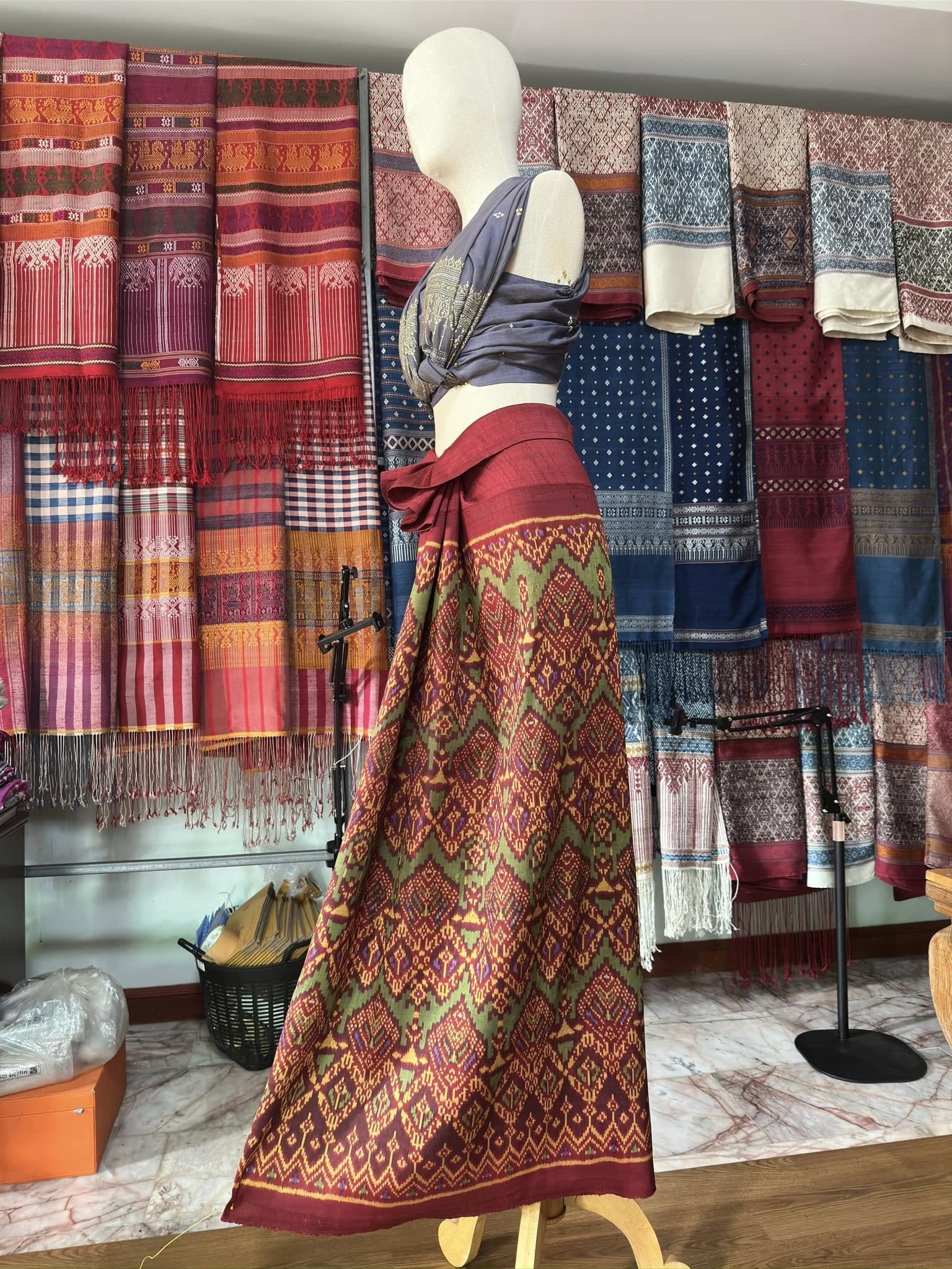 ซิ่น พระตะบอง ผ้าจามทอสามตะกอ ขนาด 118x150ซม พื้นสีแดง รหัส N9-SIL-AJ18